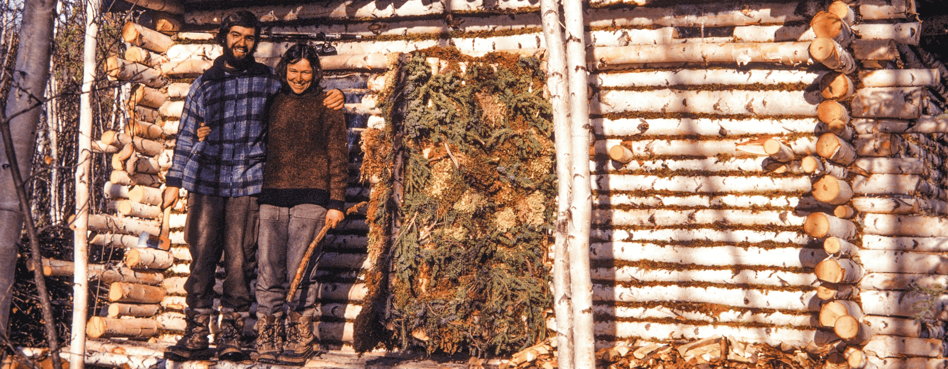 Heidi und Andi Brun - Gründer von Exped - vor 40 Jahren vor ihrer selbstgebauten Blockhütte in Kanada