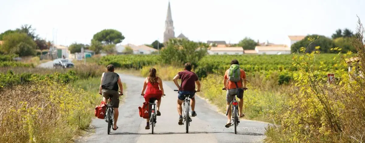 OUTSIDEstories Unterwegs-Tipp Radtour Frankreich Atlantikküste, Radfahrer auf dem französischen Land