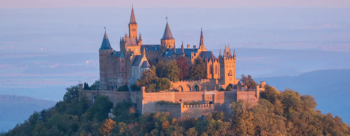 Blick auf Schloss Hohenzollern. Fotos: Pixabay, Rother Verlag