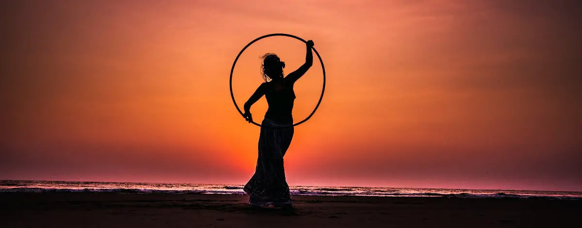 Hula Hooping ist gesund und man kann es Indoor oder Outdoor praktizieren