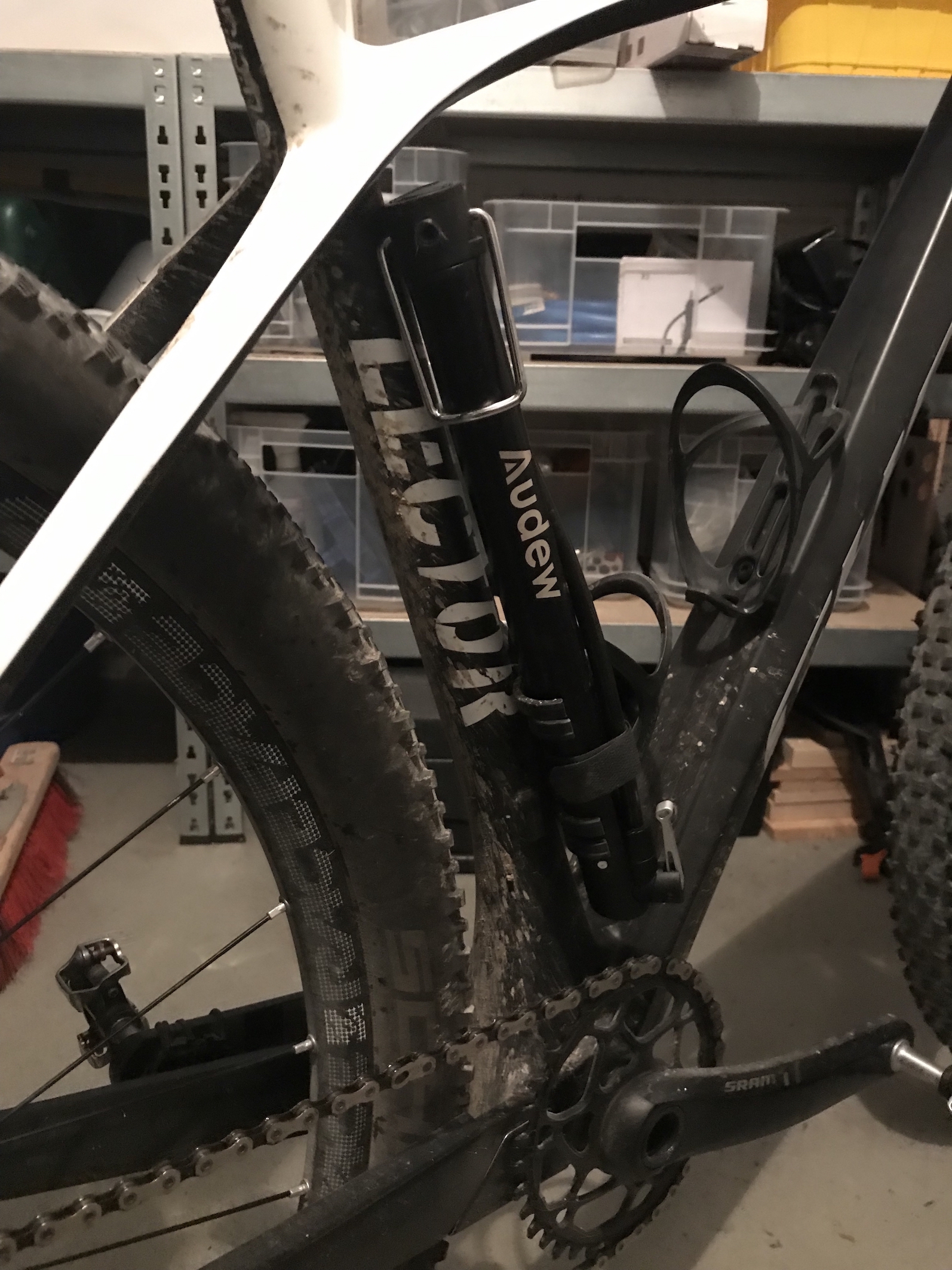 Audew Mini Floor Pump am Hardtail