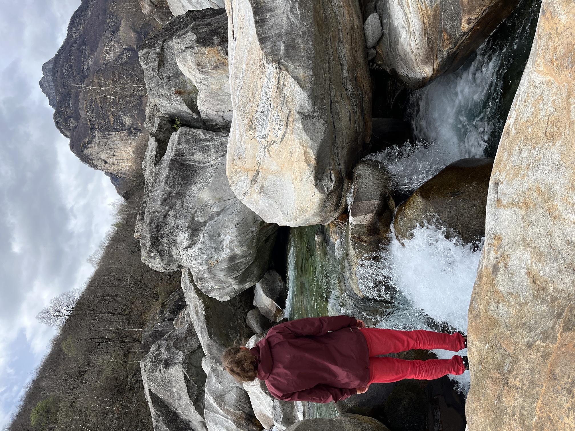 Mit der Jacke an einem Fluss