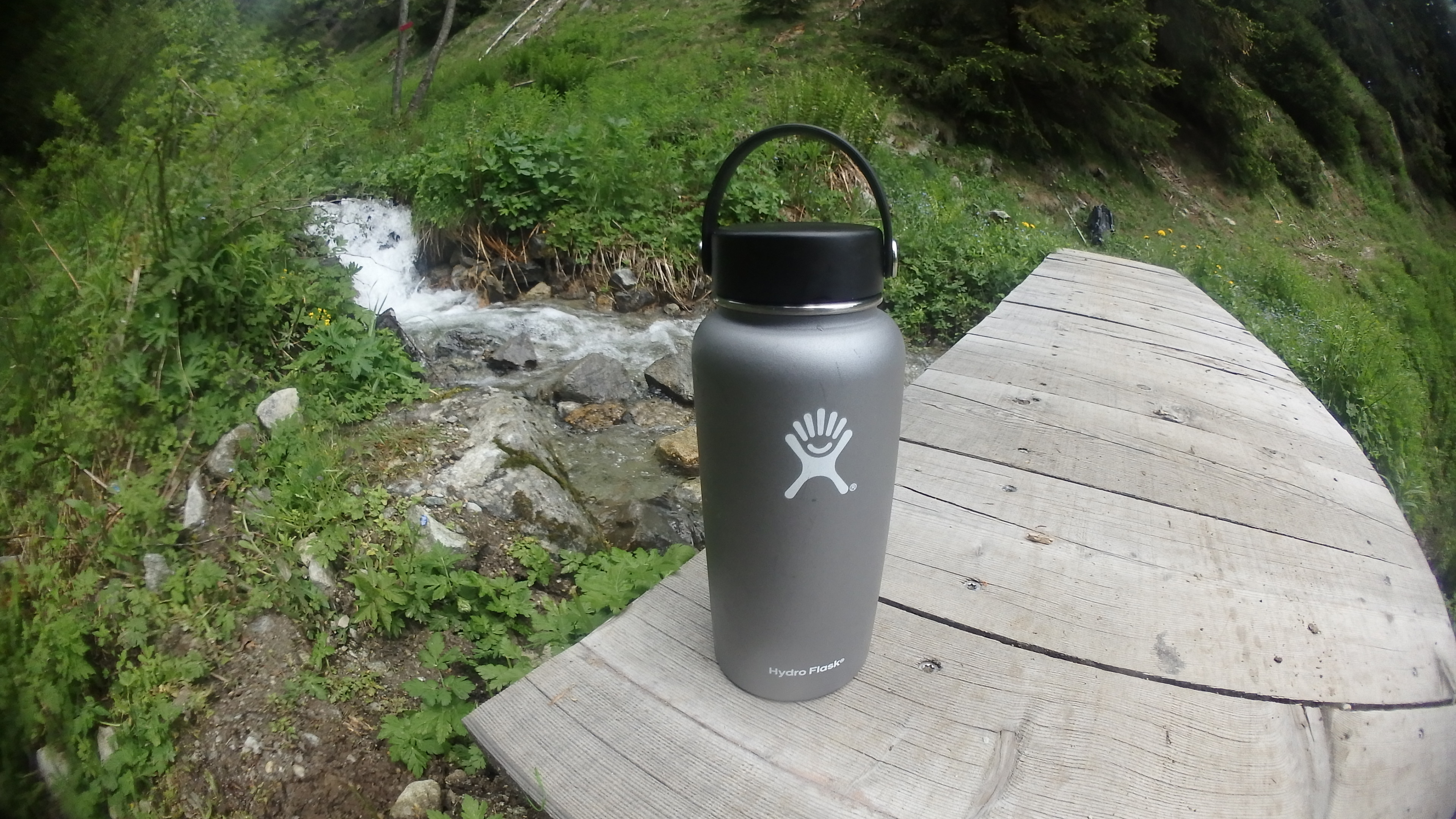 Hydroflask am Gebirgsbach bei Fiesch