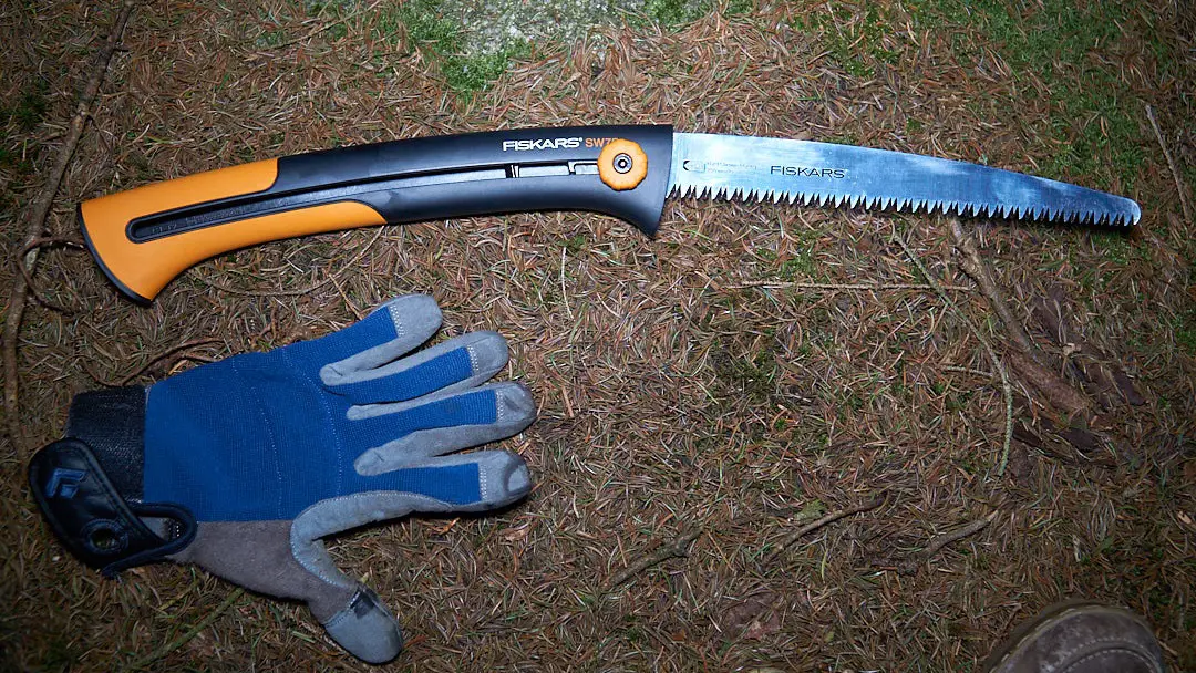Säge ausgezogen mit Handschuh zum Größenvergleich