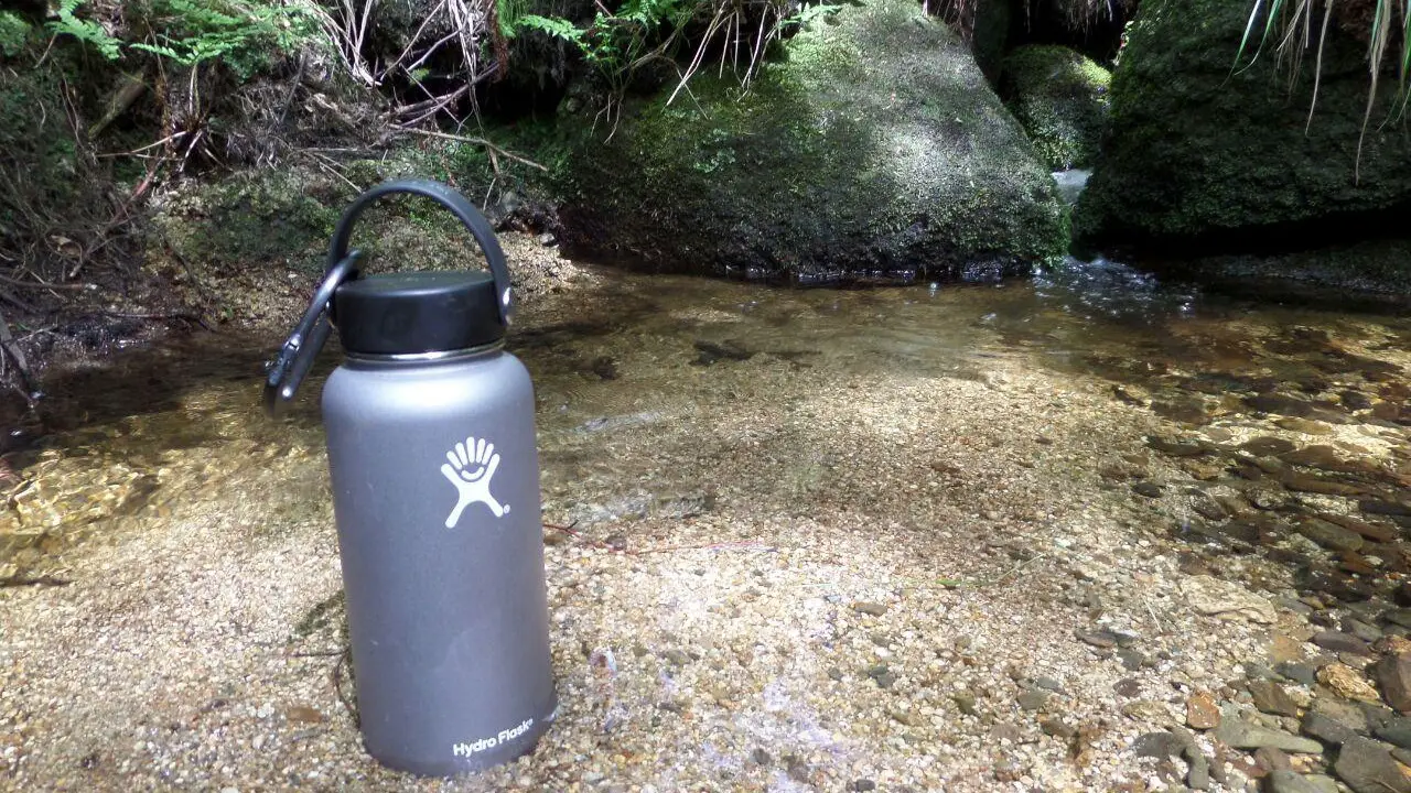 Hydroflask im Bachbett (Okertal, Harz)