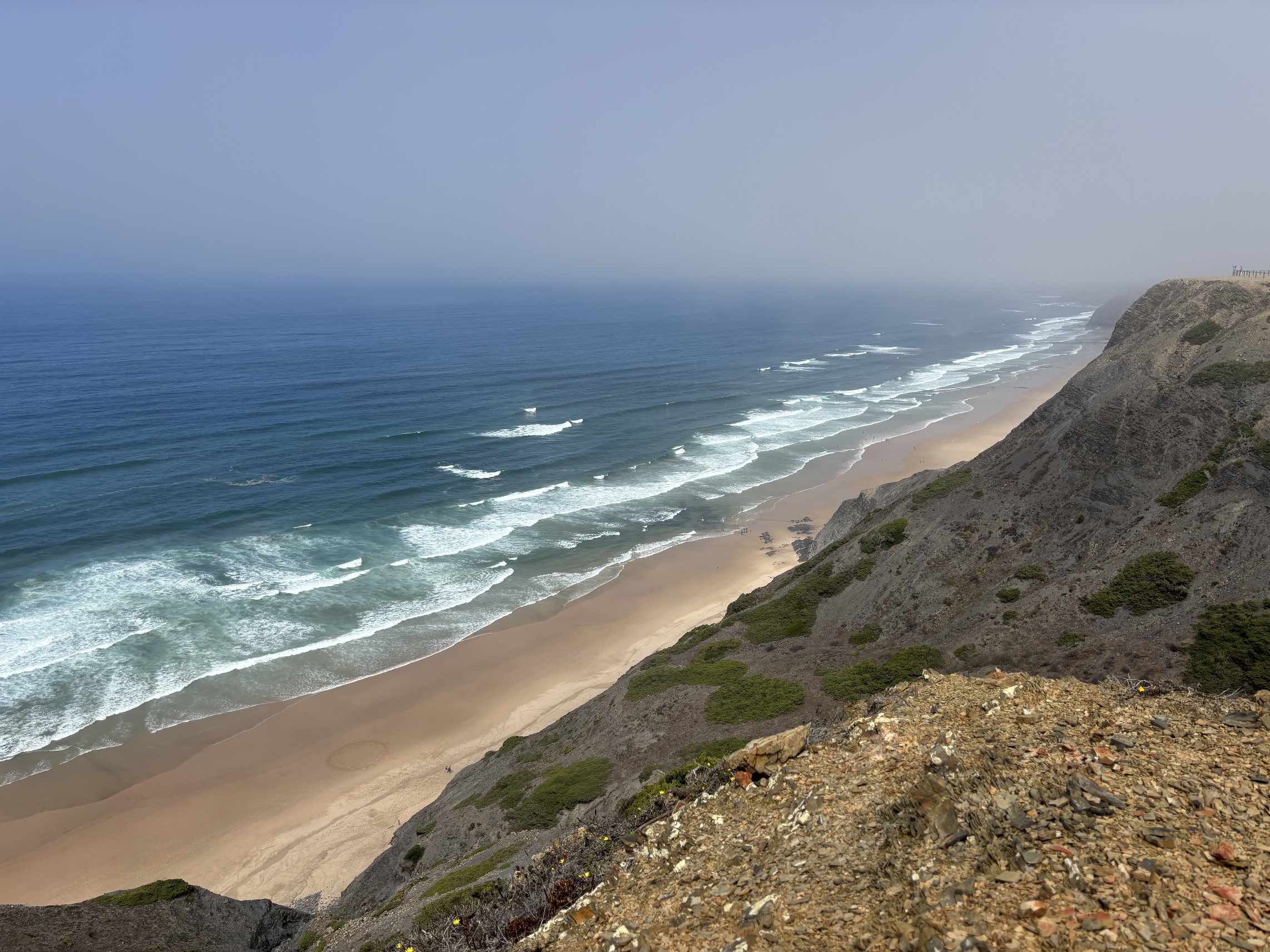 Ausblick auf einen langen Strand