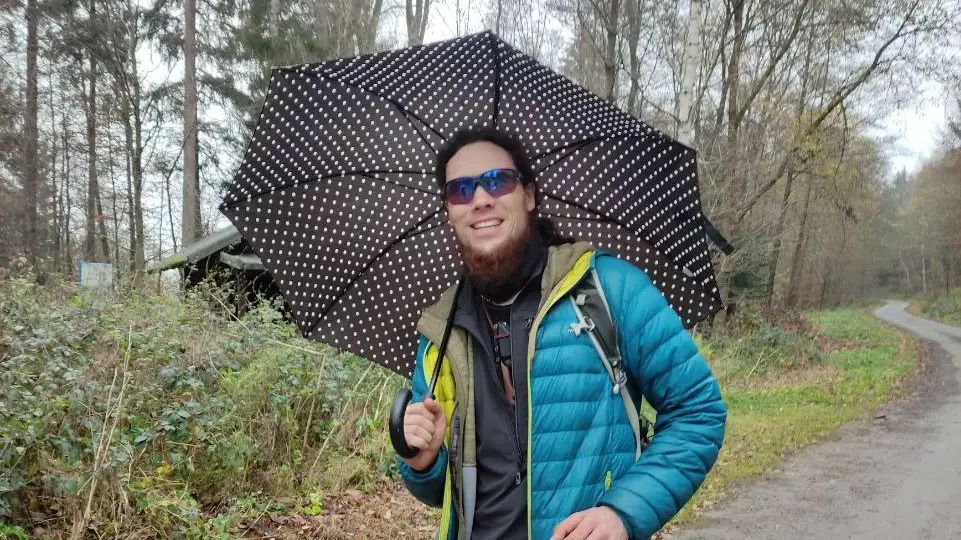 im Harz mit gefundenem Regenschirm