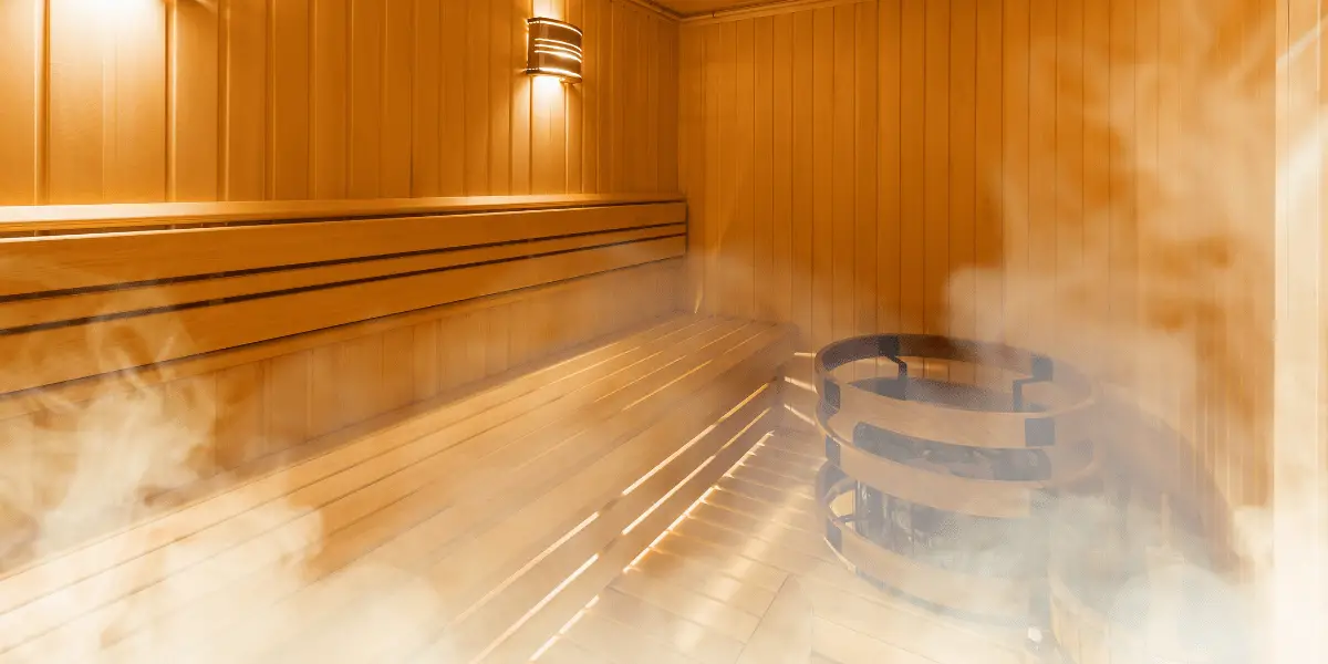 11_Ein Besuch in der heißen Sauna lockert deine Muskeln und ist Entspannung für Körper und Geist