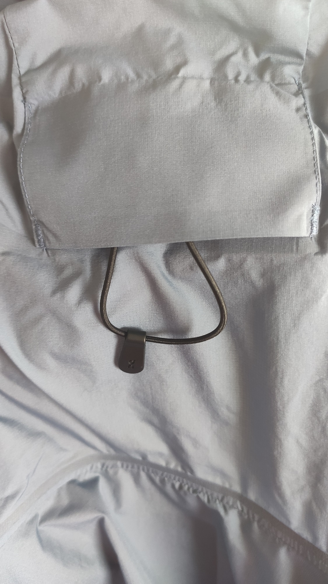 Zip-Band an der Kapuze