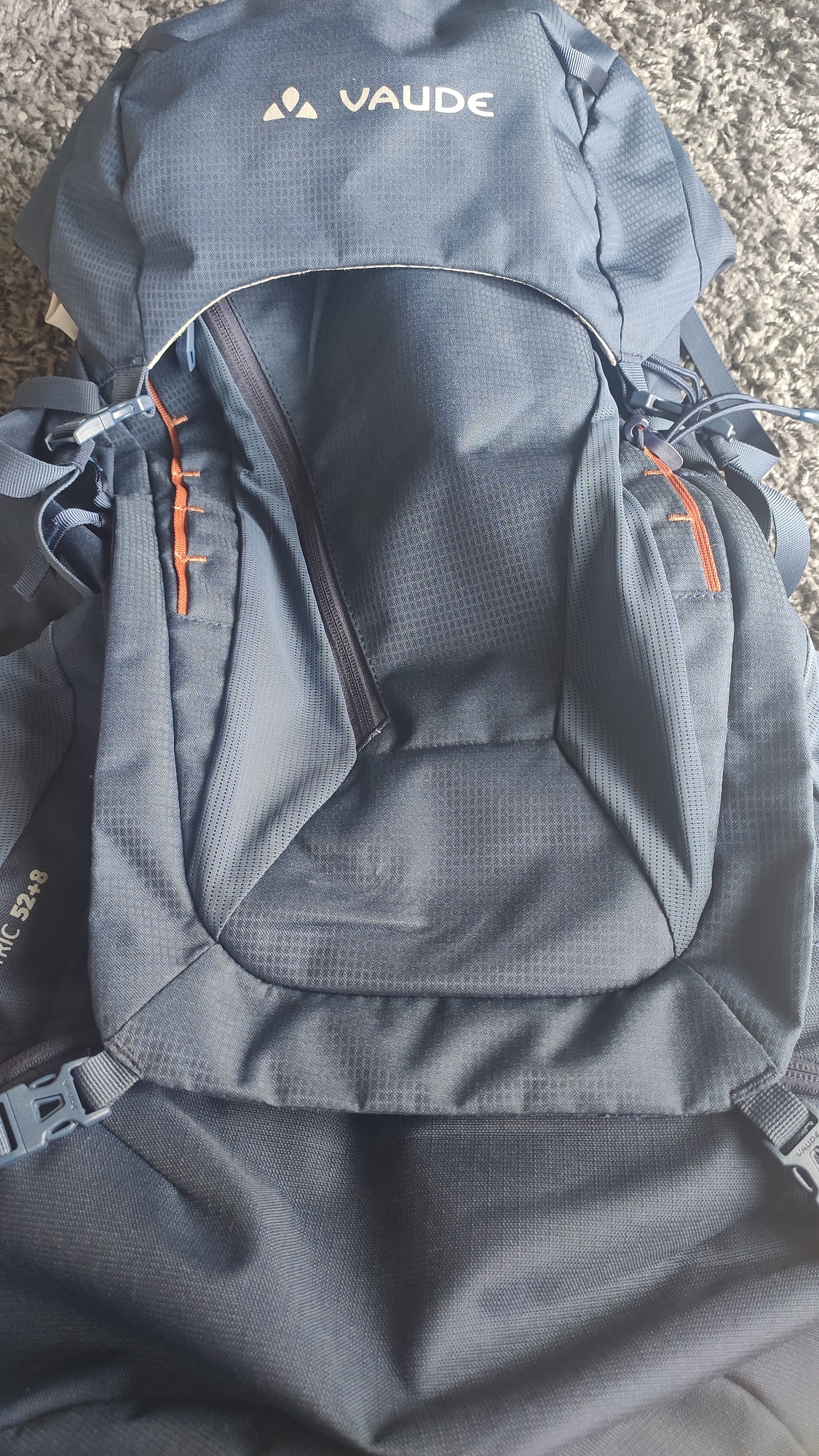 Draufsicht Rucksack mit aufgesetzter Tasche