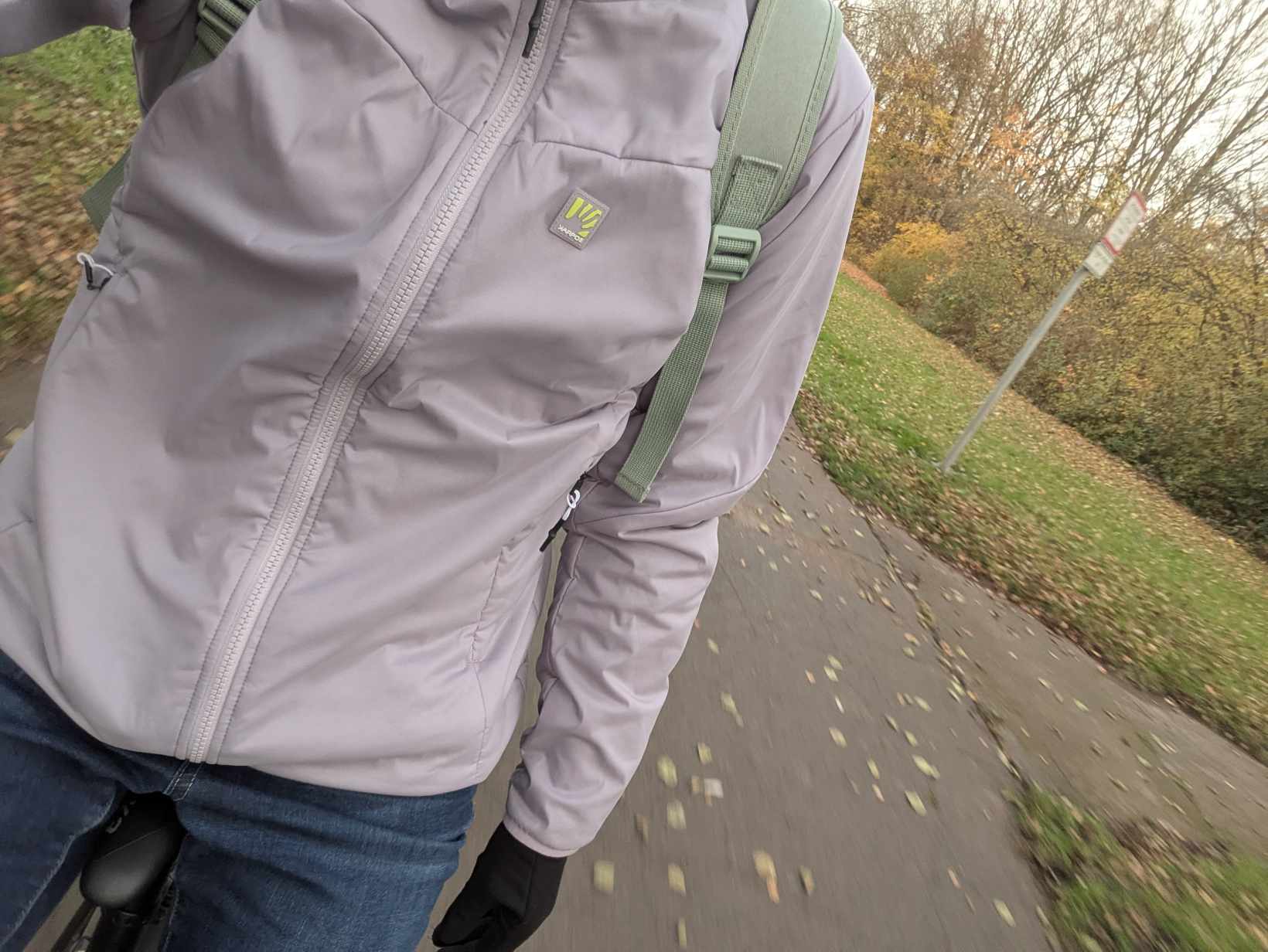 Man sieht die Jacke auf dem Rad