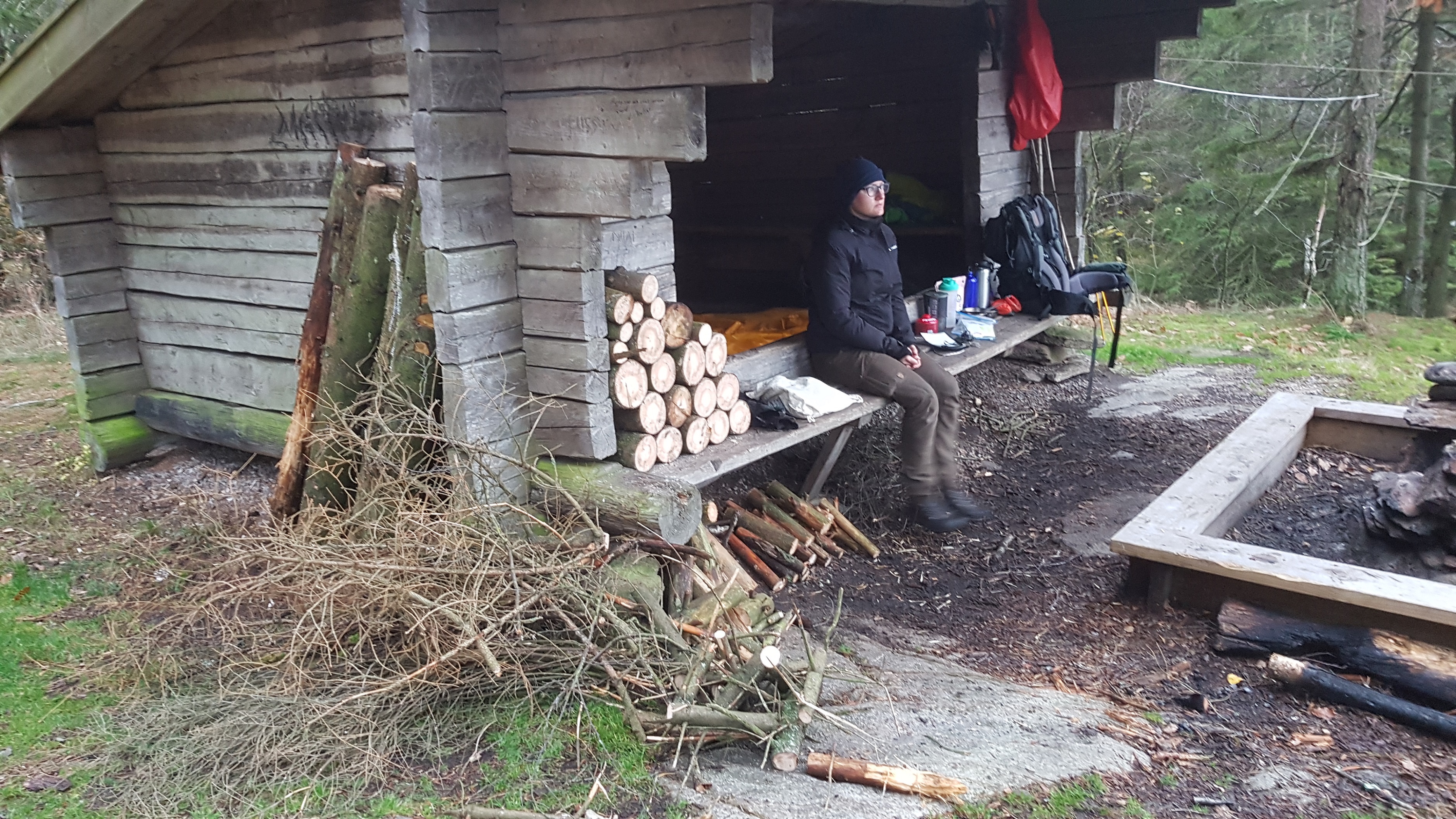 Holz vor der Schutzhütte auf dem Bohusleden in Schweden