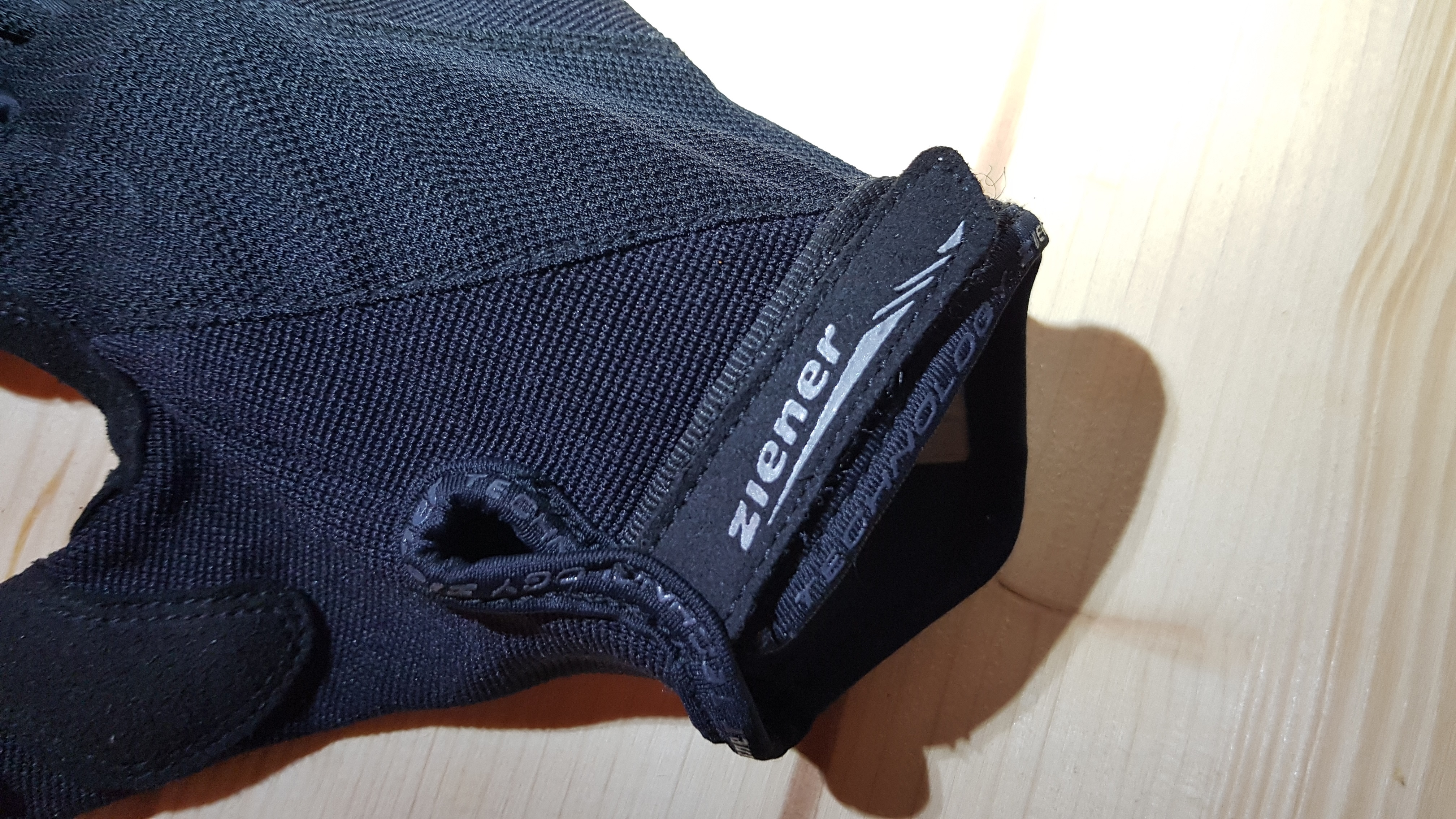 Saum und Klettverschluss