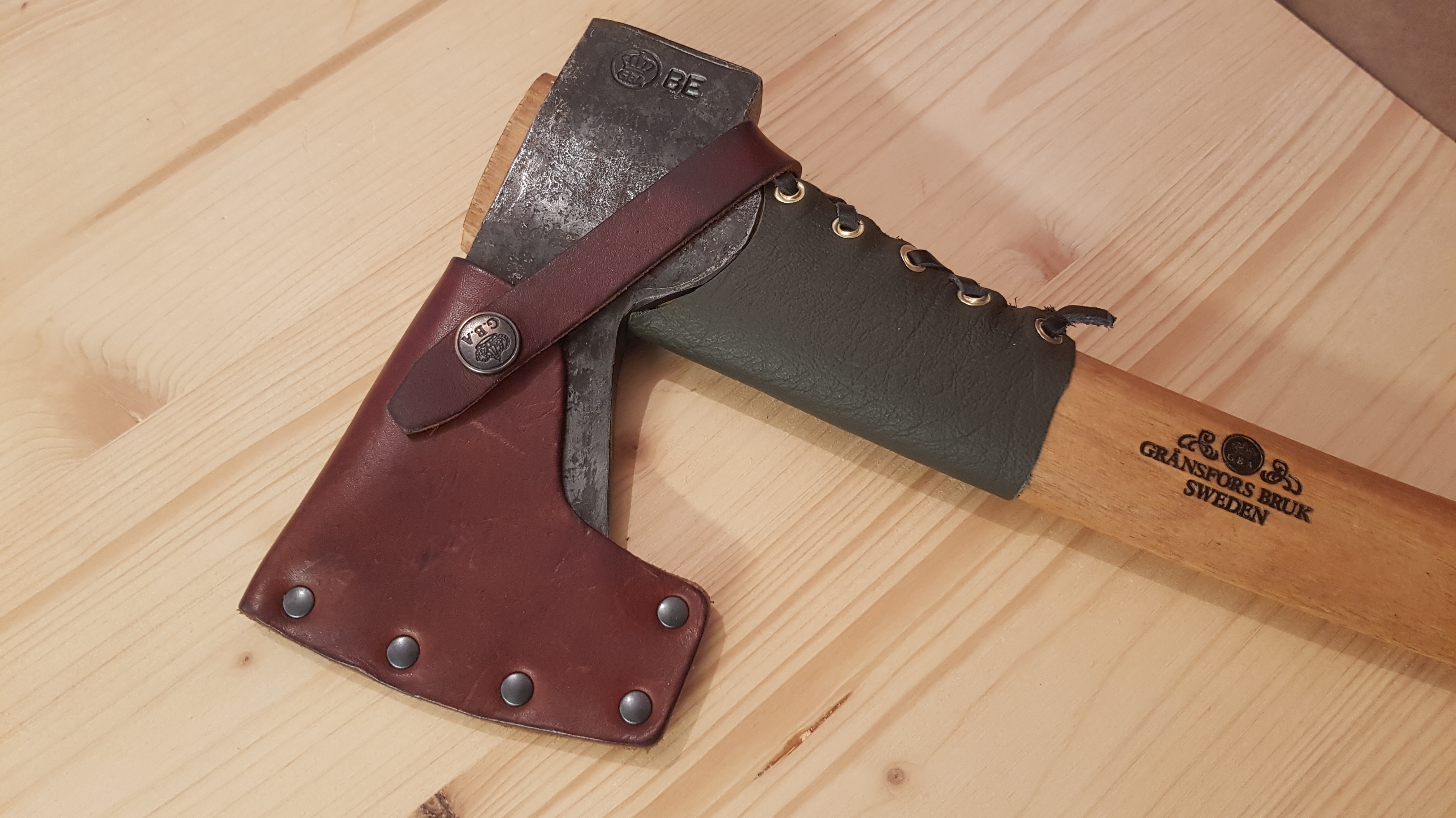 Beil mit Schneidenschutz