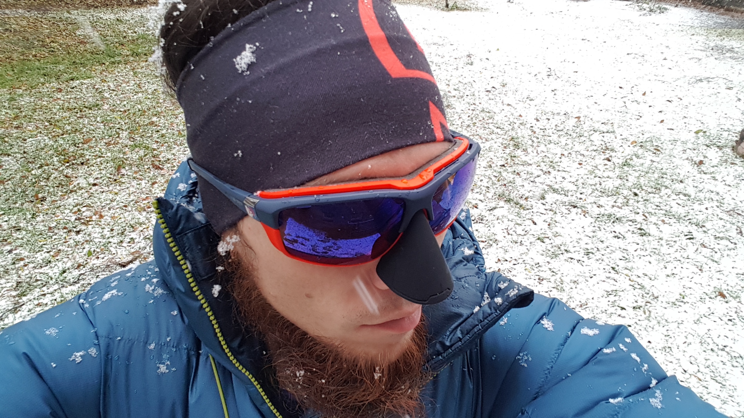 Brille vollständig zusammengesetzt im Schnee