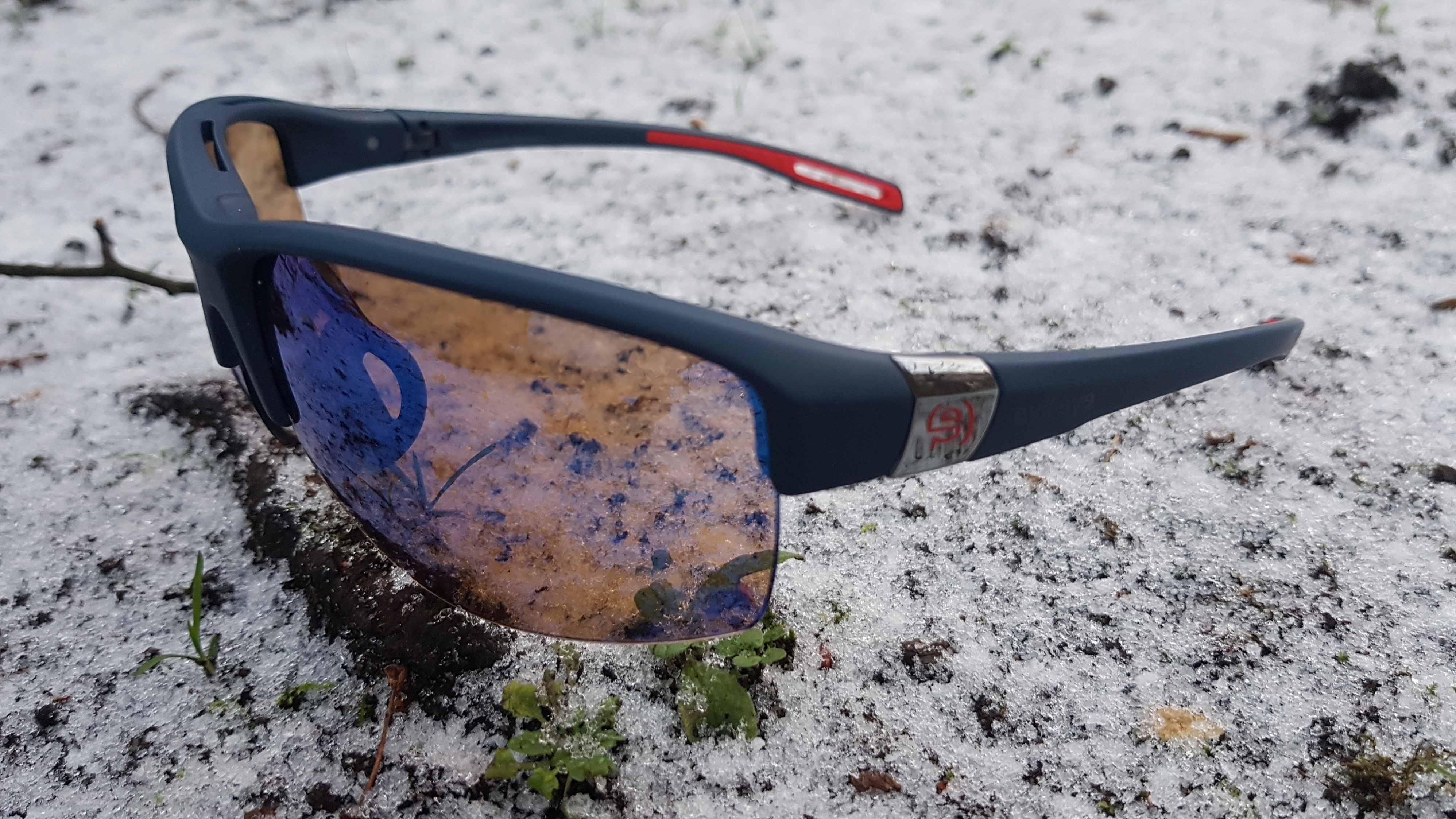 Brille mit Logo im Schnee