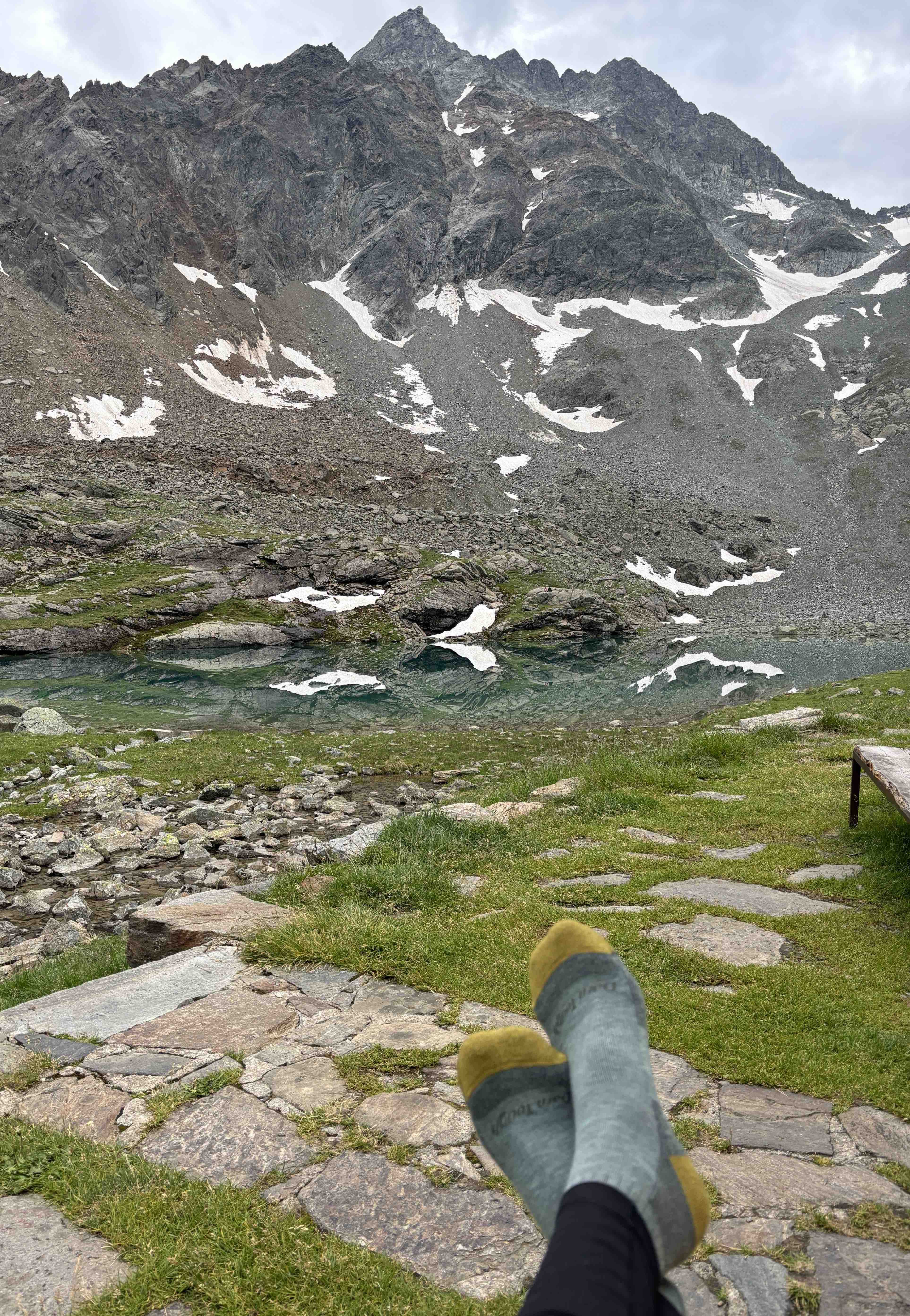 Mit den Socken entspannt vor der Hütte