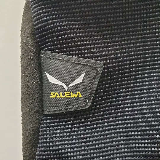 Ansicht Logo 2 an der Seite des rechten Handschuhs