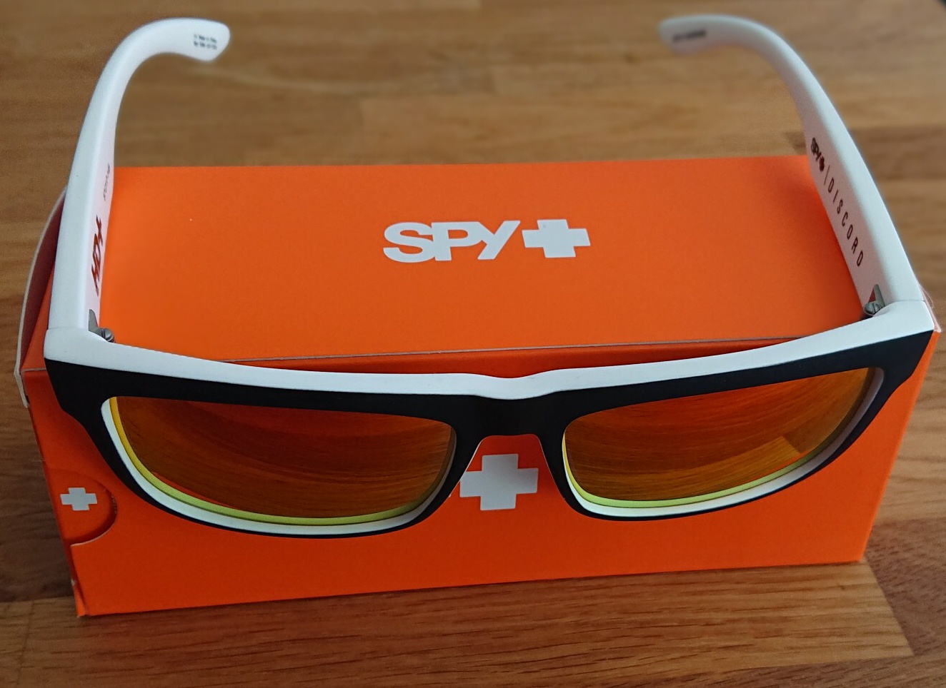 Brille und Karton
