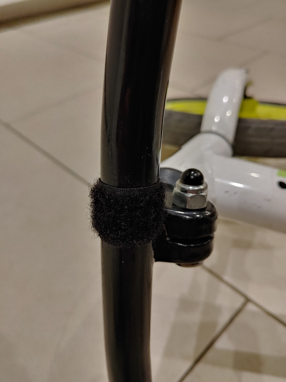 selbstklebendes Klettband am Lenker
