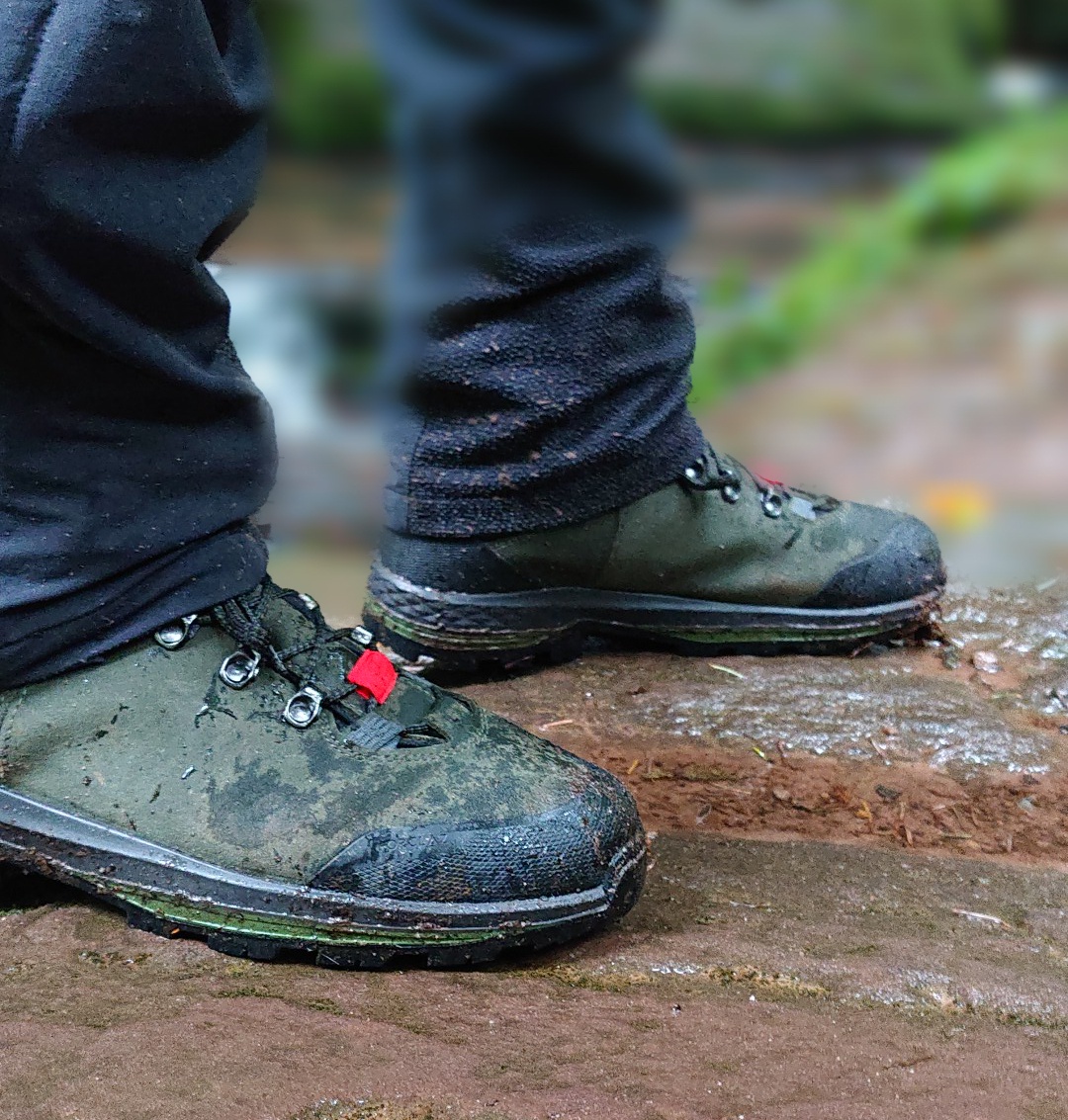 Schuh auf nassem Stein
