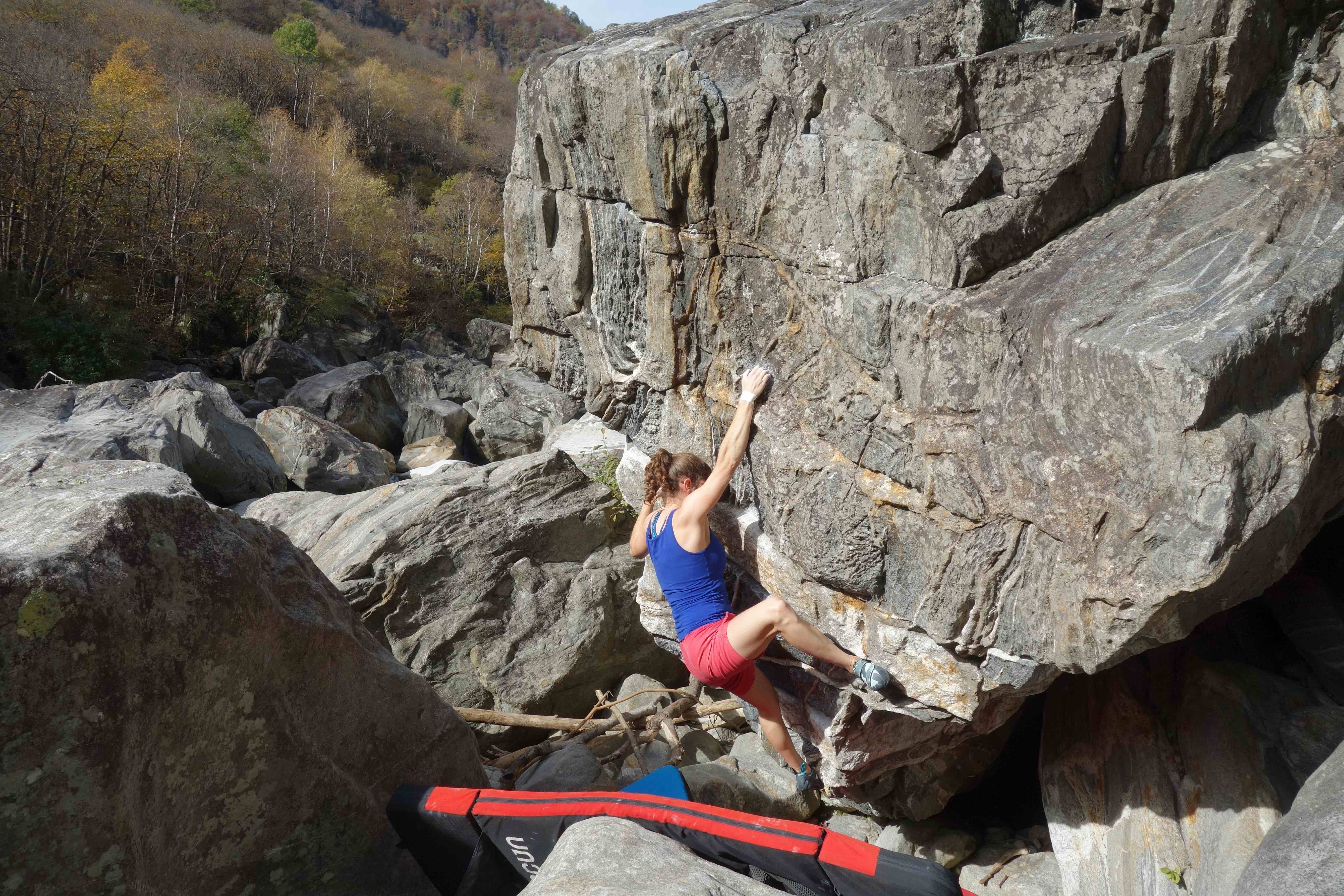 Ein Hook mit dem Schuh beim Bouldern am Fels