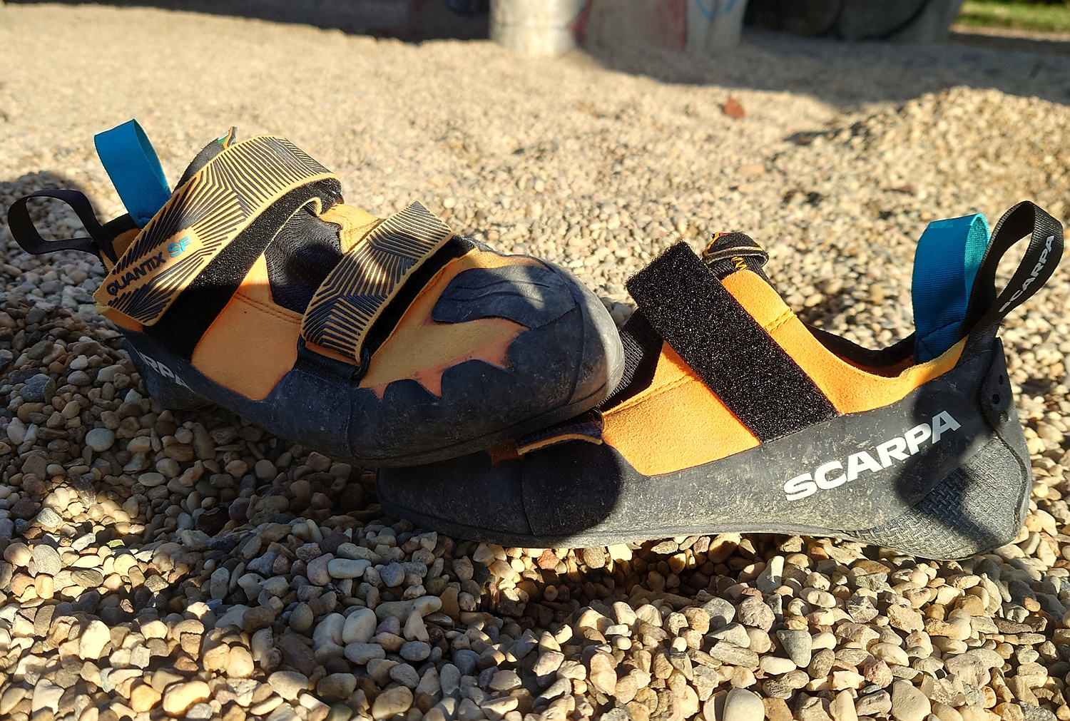 Kletterschuhe im Kies