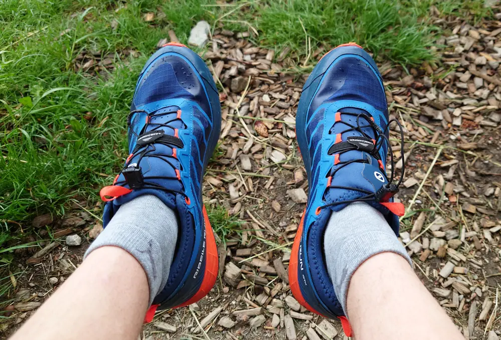 Schuhe an den Füßen
