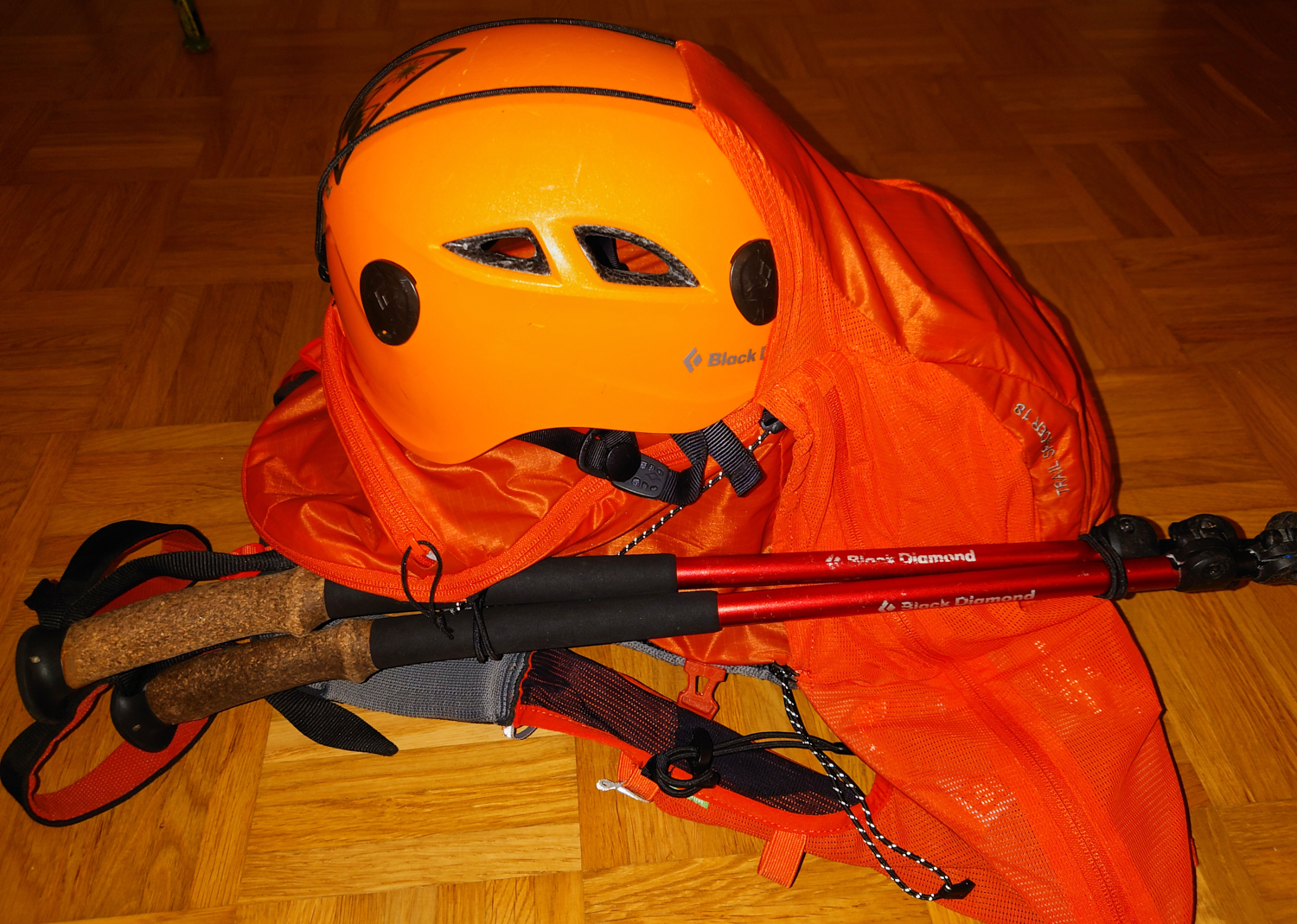 Helm am Rucksack