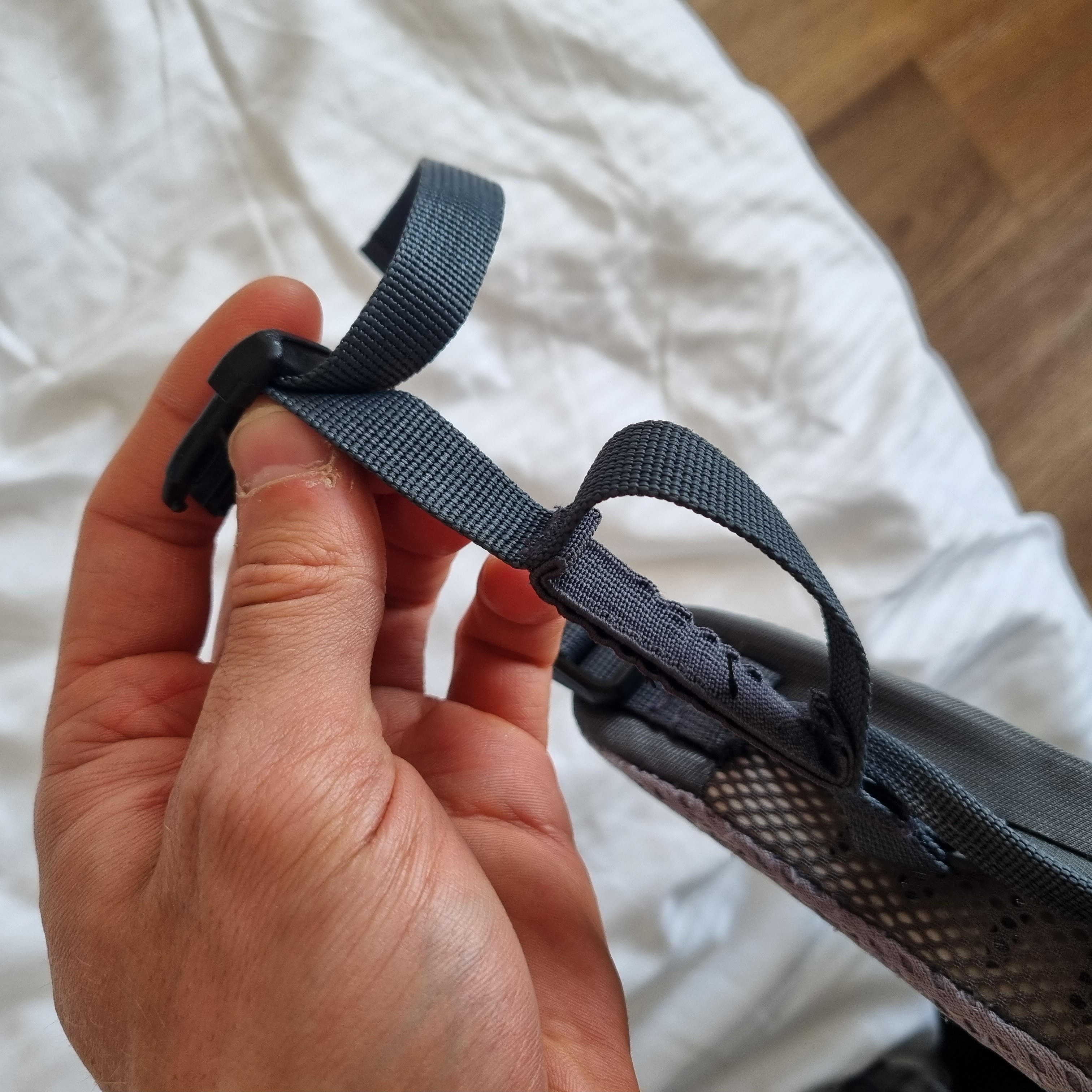 Brustgurt mit festen und flexiblen Elementen