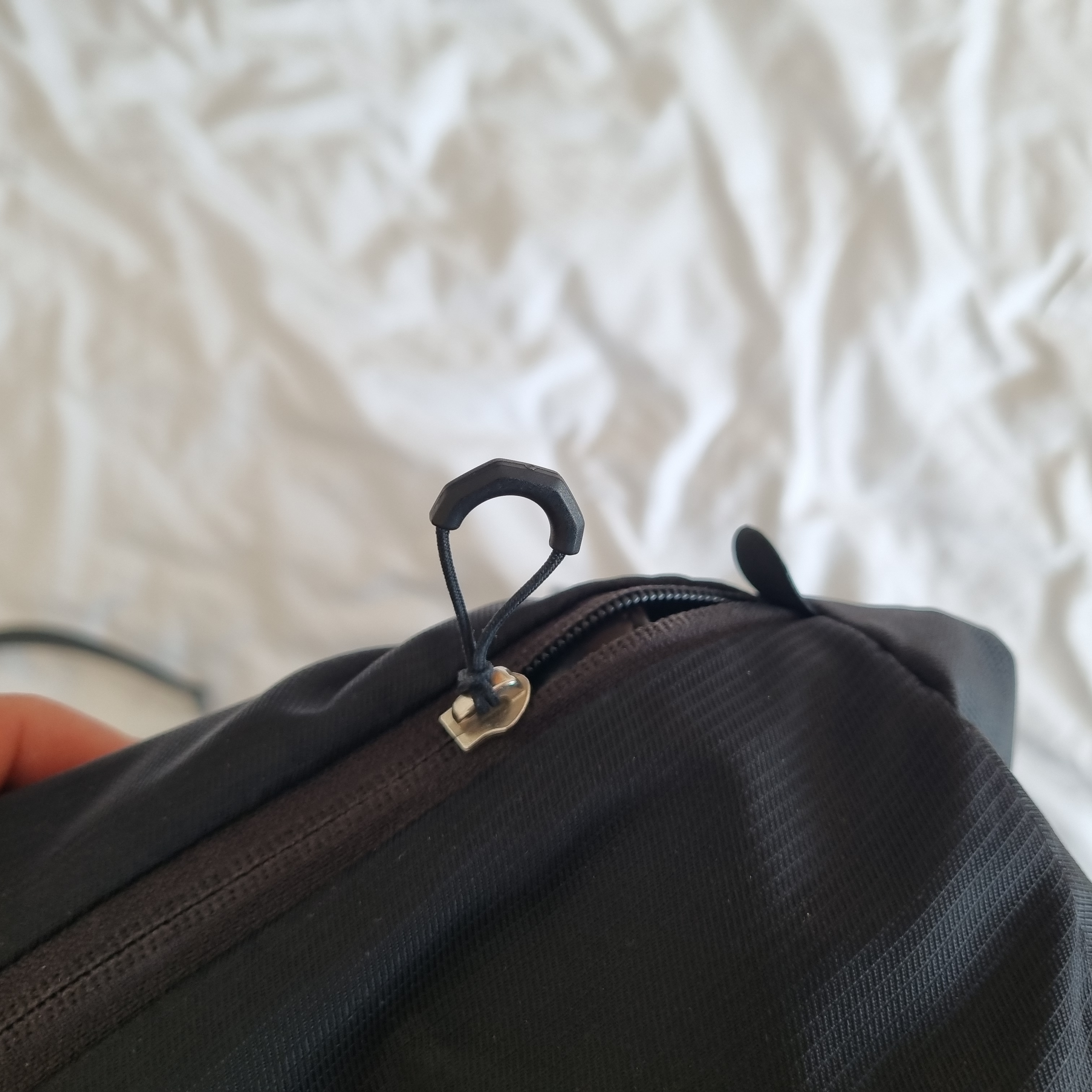 Reißverschluss Griff im Detail, sehr gut zu greifen, auch mit zB Handschuhen.