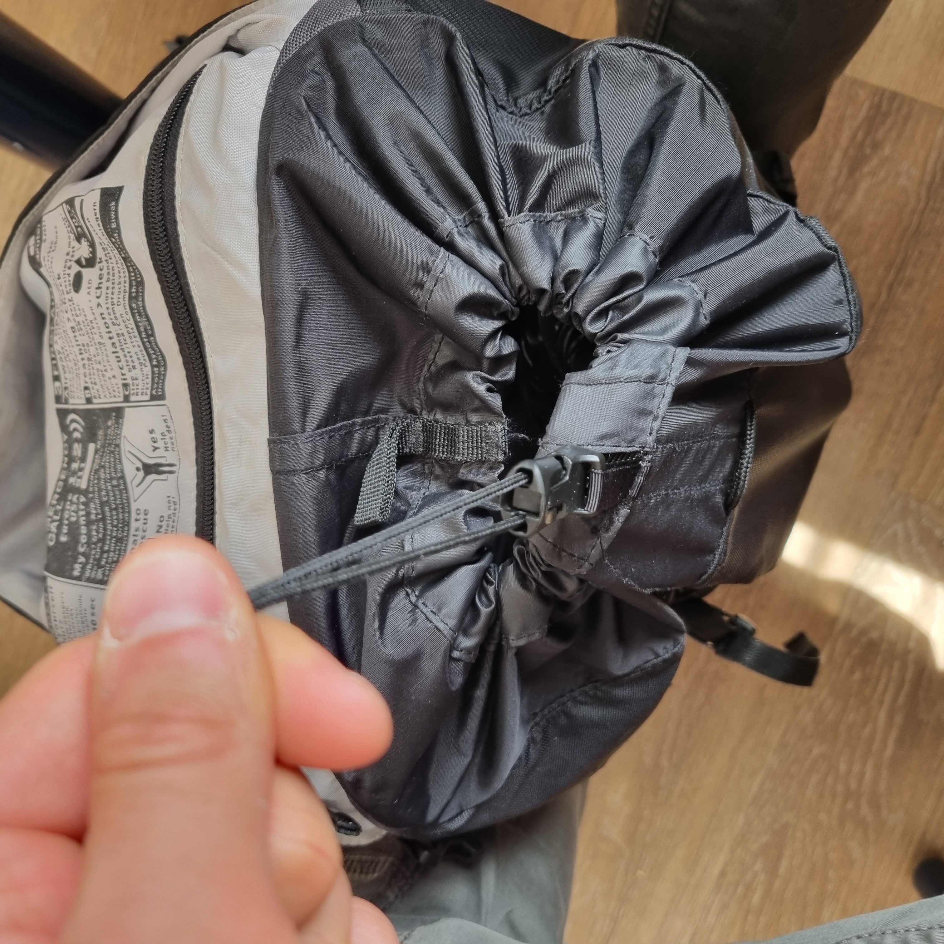 Doppelt verschließbares Hauptfach
