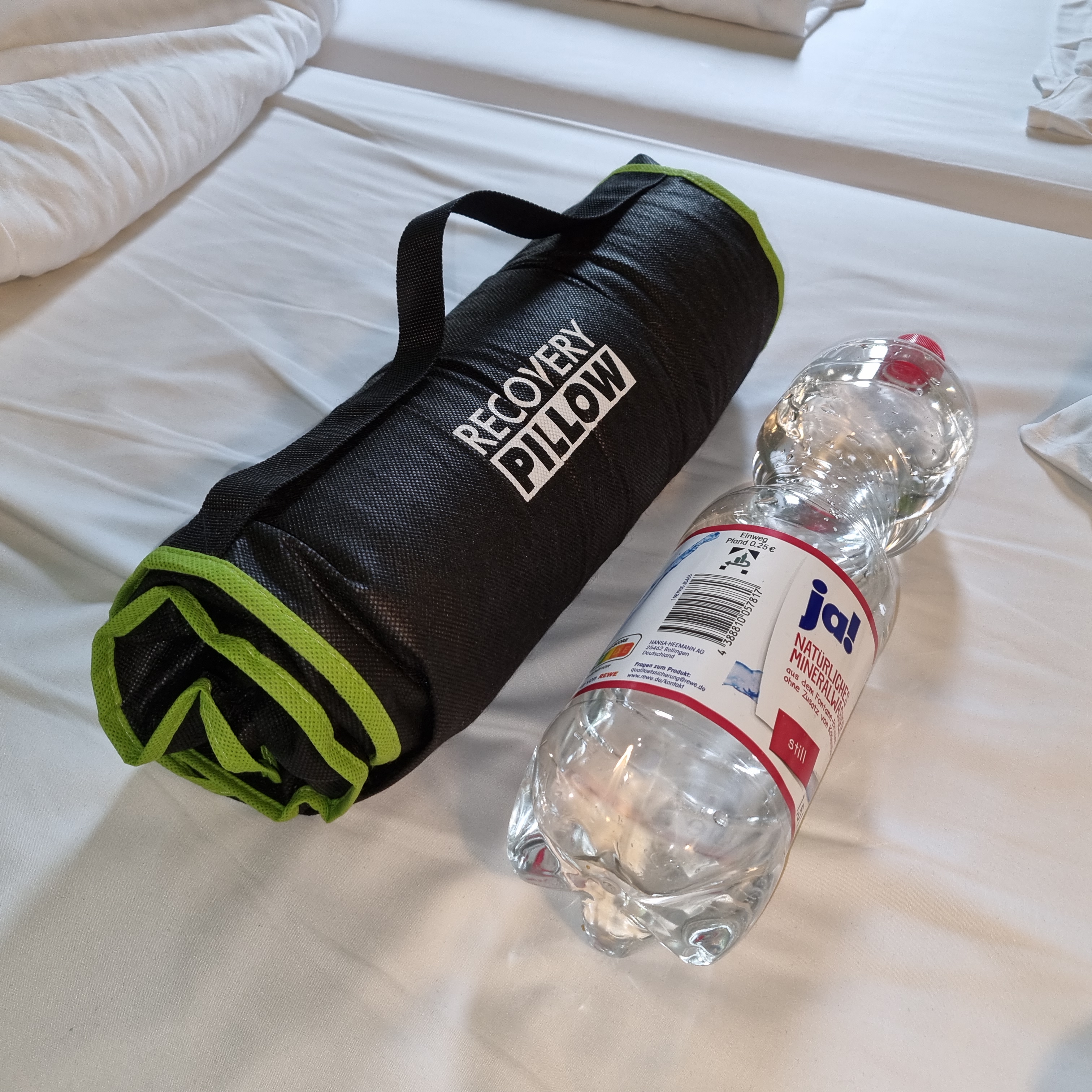 Größenvergleich mit Wasserflasche. Kissen ist etwas größer.