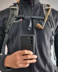 Trinkschlauch am Rucksack befestigt