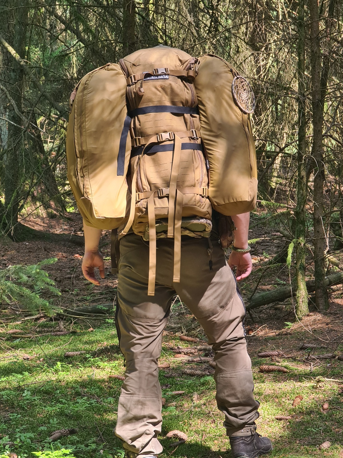 Kraxe mit verschieden Taschen