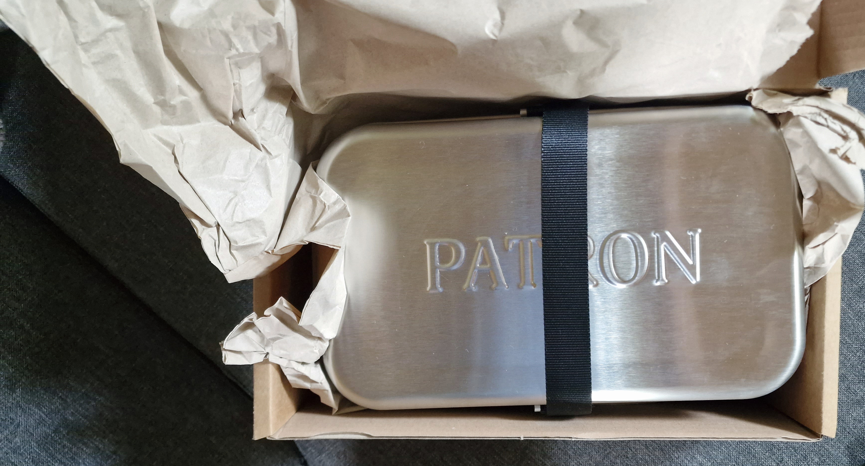 Die Box passt genau in den Karton und wurde mit Papier gegen Stöße geschützt.