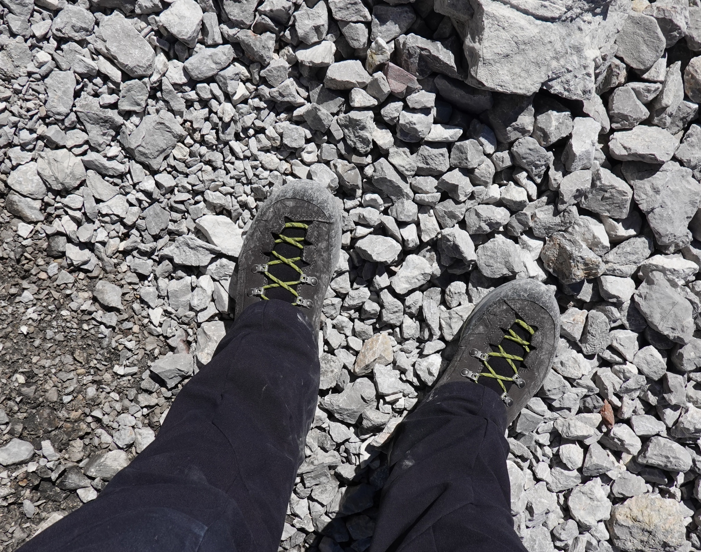 Schuh und Geröll