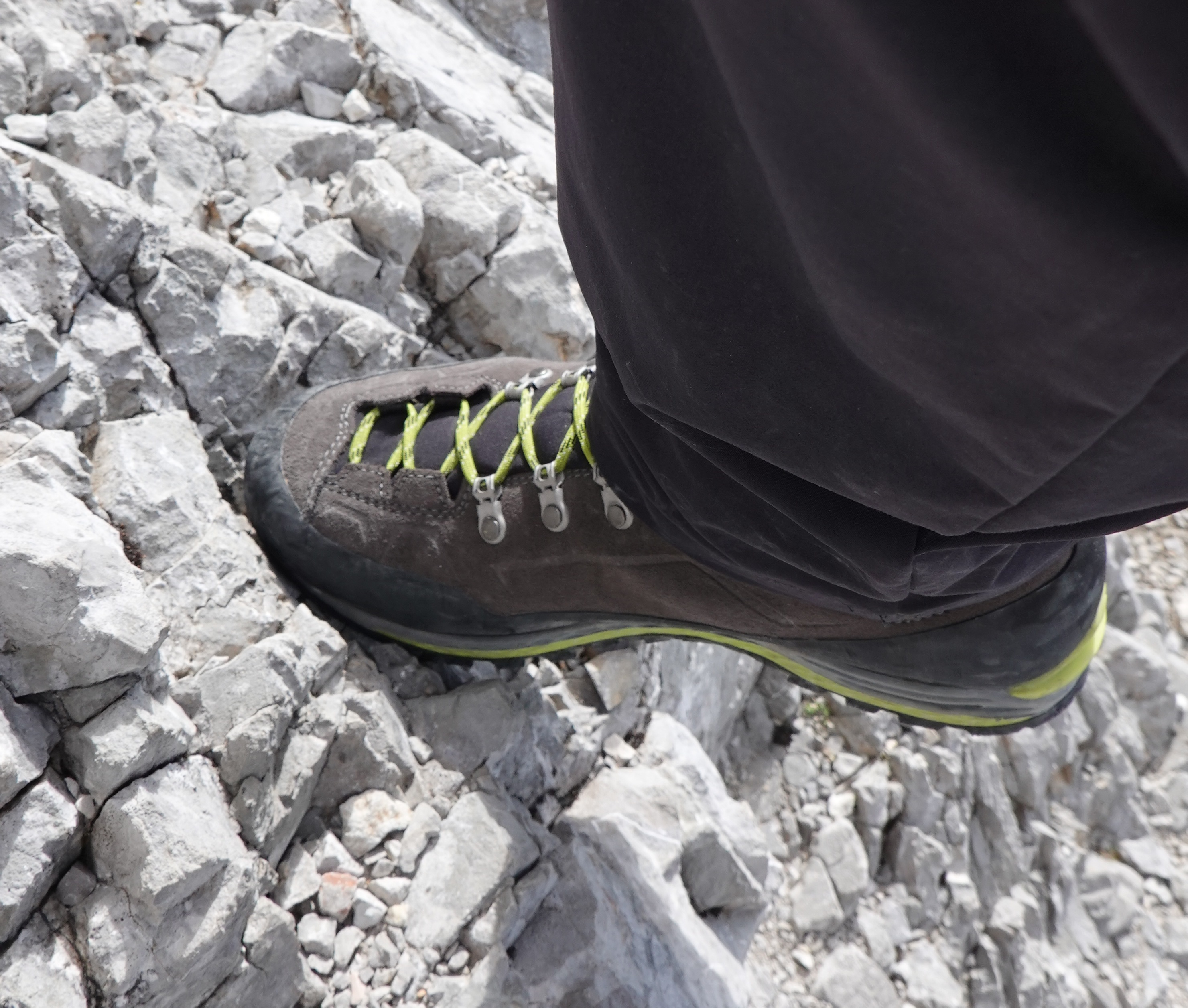 Schuh auf Stein