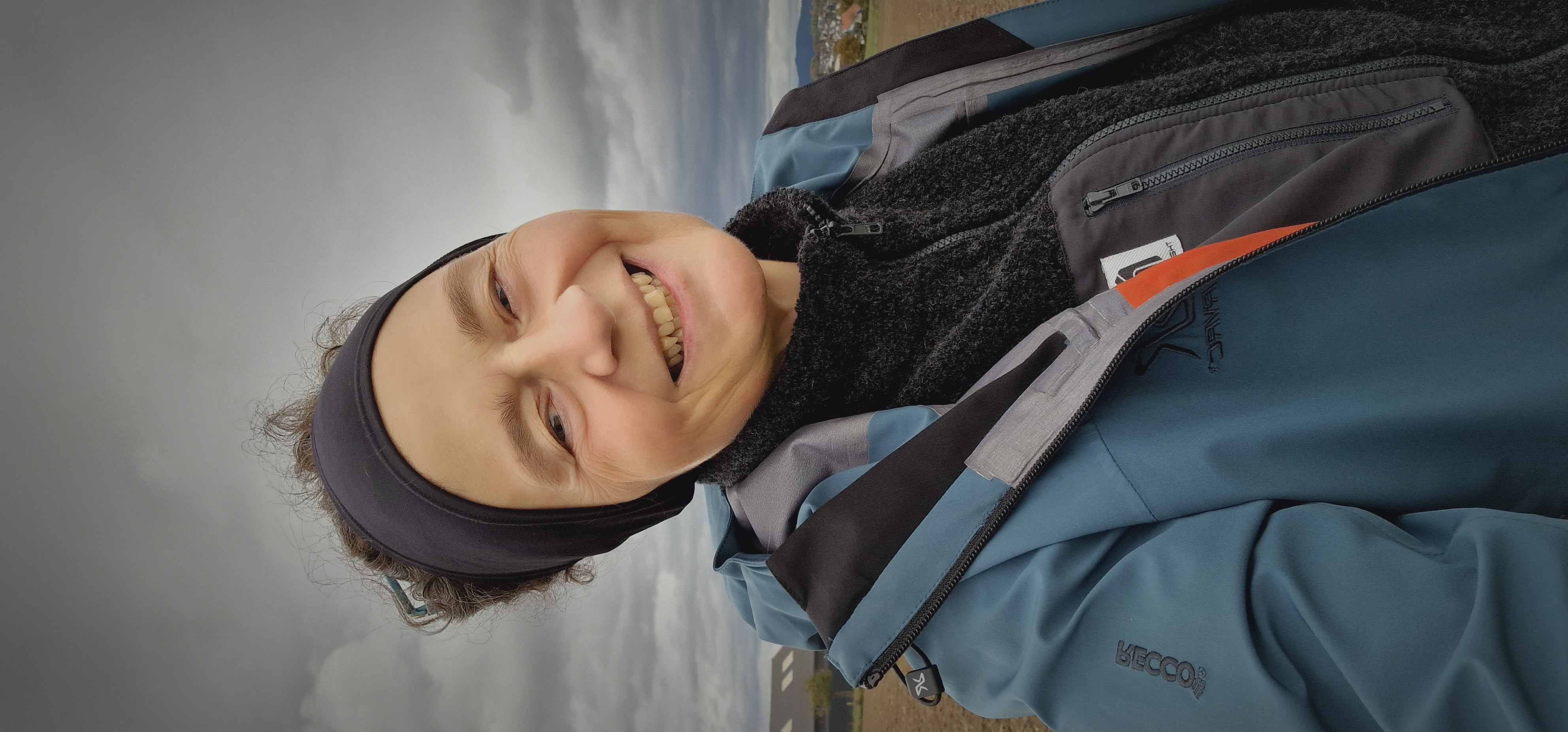 Ich liebe diese tolle Zwischenschicht. Sie passt perfekt unter die Regenjacke.
