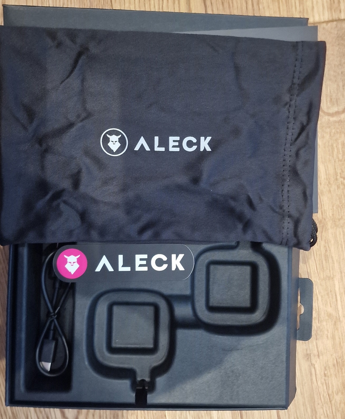 Extra Beutel + Ladekabel + Sticker mit dabei