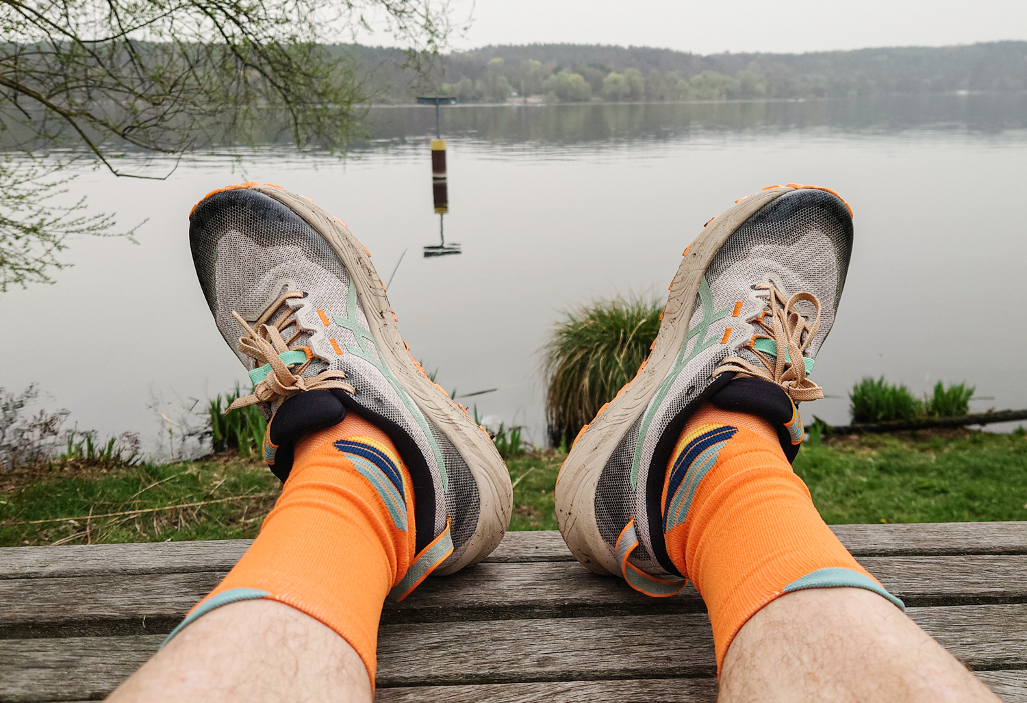 Schuhe vor Fluss