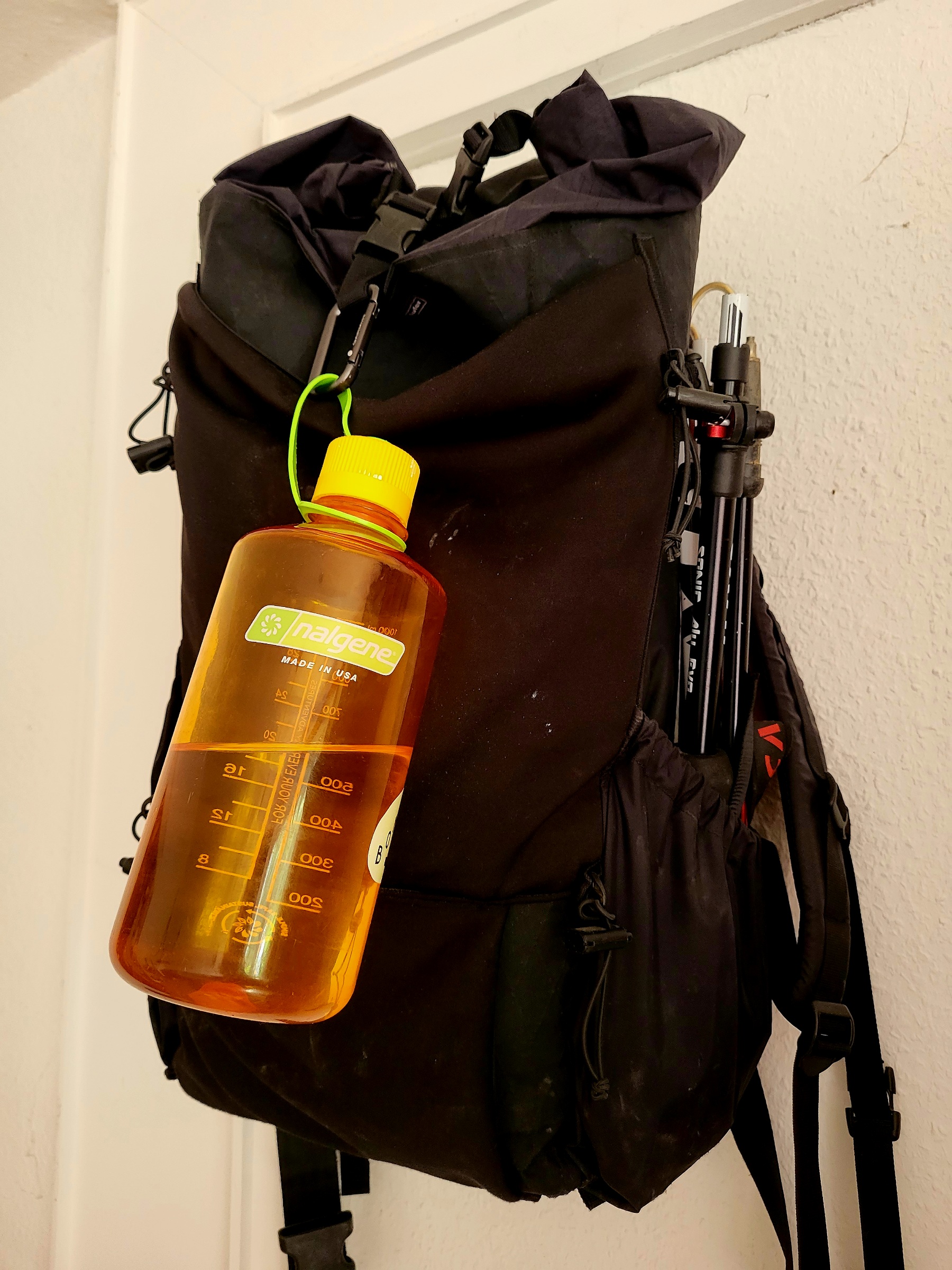 Ansicht Trinkflasche, mit Karabiner an Rucksack befestigt