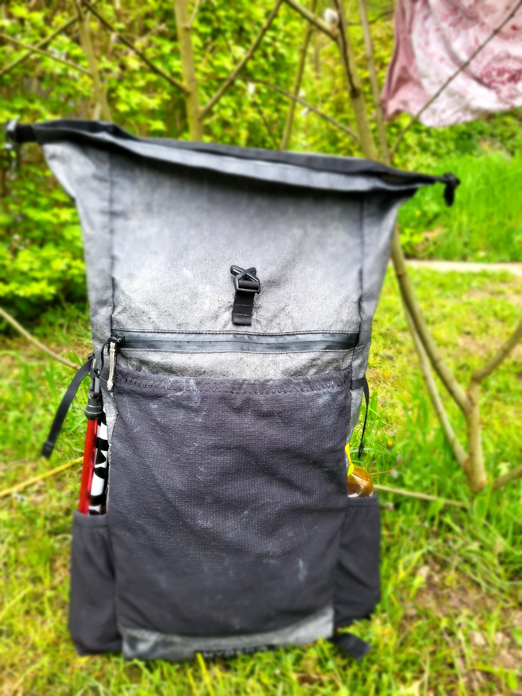 Ansicht Rucksack Front mit offenem Rolltop