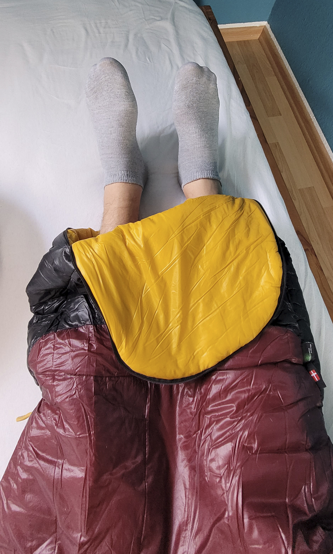 Die Fußöffnung des Schlafsacks, mit hochgeklappter Öffnung
