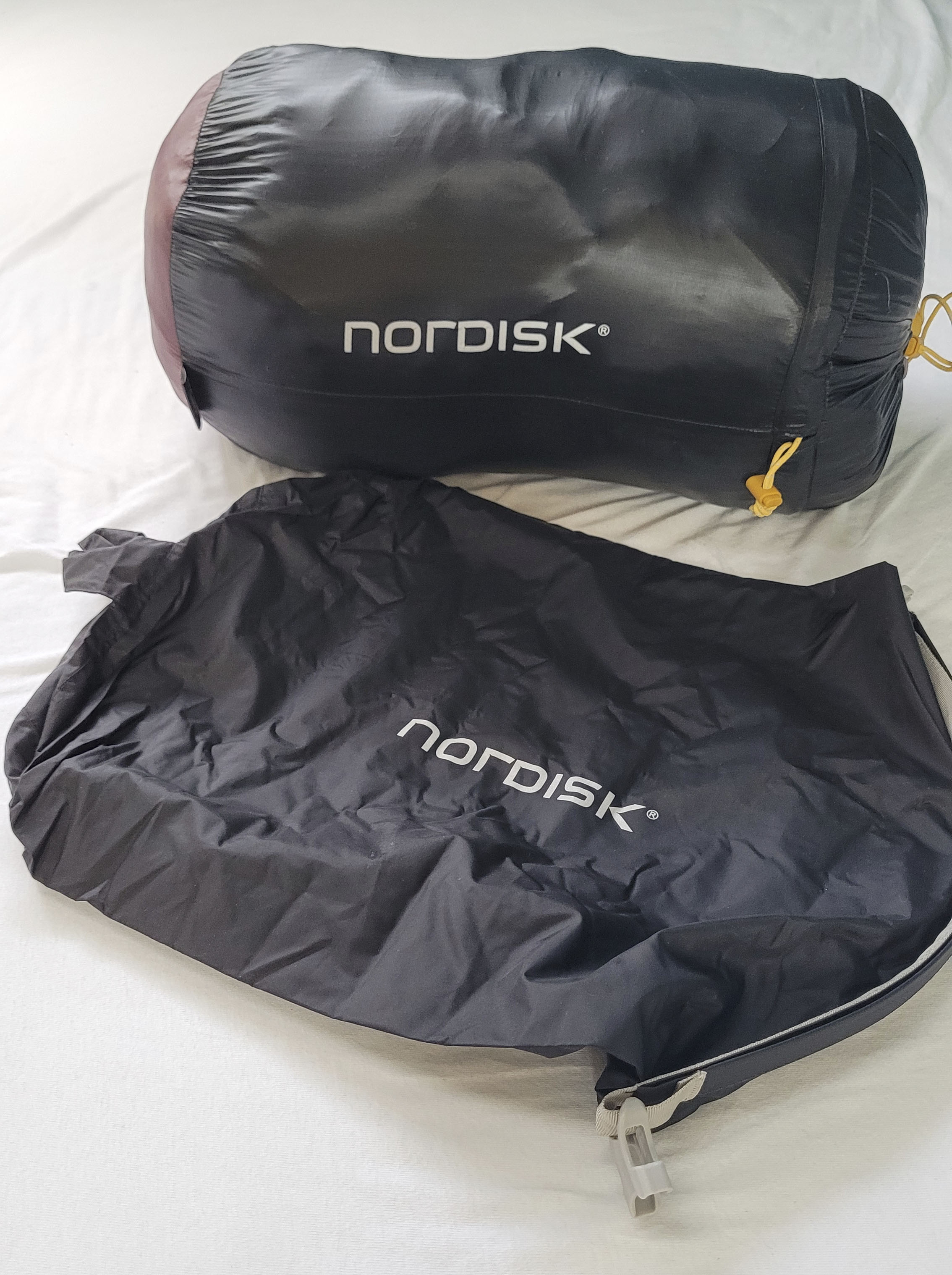 Schlafsack im Packsack mit beigelegtem wasserdichten Packsack