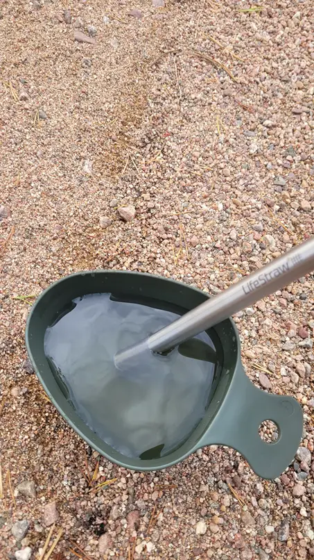 Wasser aus Tasse