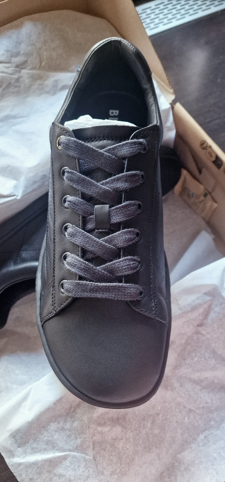 Den schwarzen Schuh gibt es auch mit weißen Schnürsenkeln. Die breiten Schnürsenkel bieten guten Halt und sehen stylisch aus.