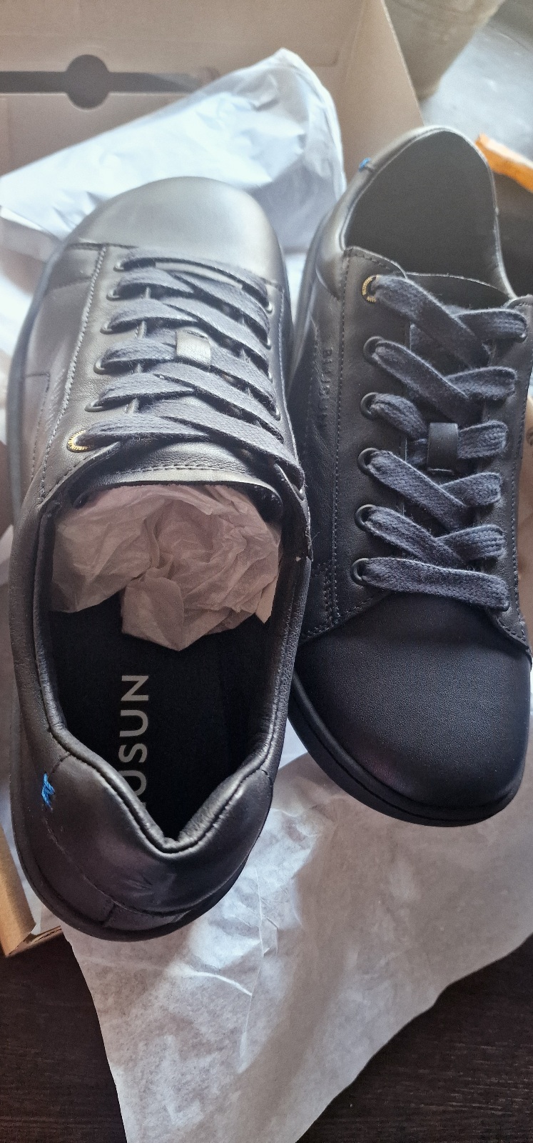 Lederschuhe halten unter optimalen Bedingungen viele Jahre. Der Glattleder des Barfußschuhs läßt sich sehr gut mit Lederpflege vor Feuchtigkeit schützen und bleibt so geschmeifig und weich.