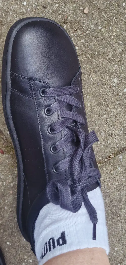 Der Barfußschuh hat an den Seiten kleine Belüftungslöcher und in Kombination mit dem Innenfutter aus atmungsaktiven Material bietet er trotz Leder eine optimale Belüftung des Fußes.