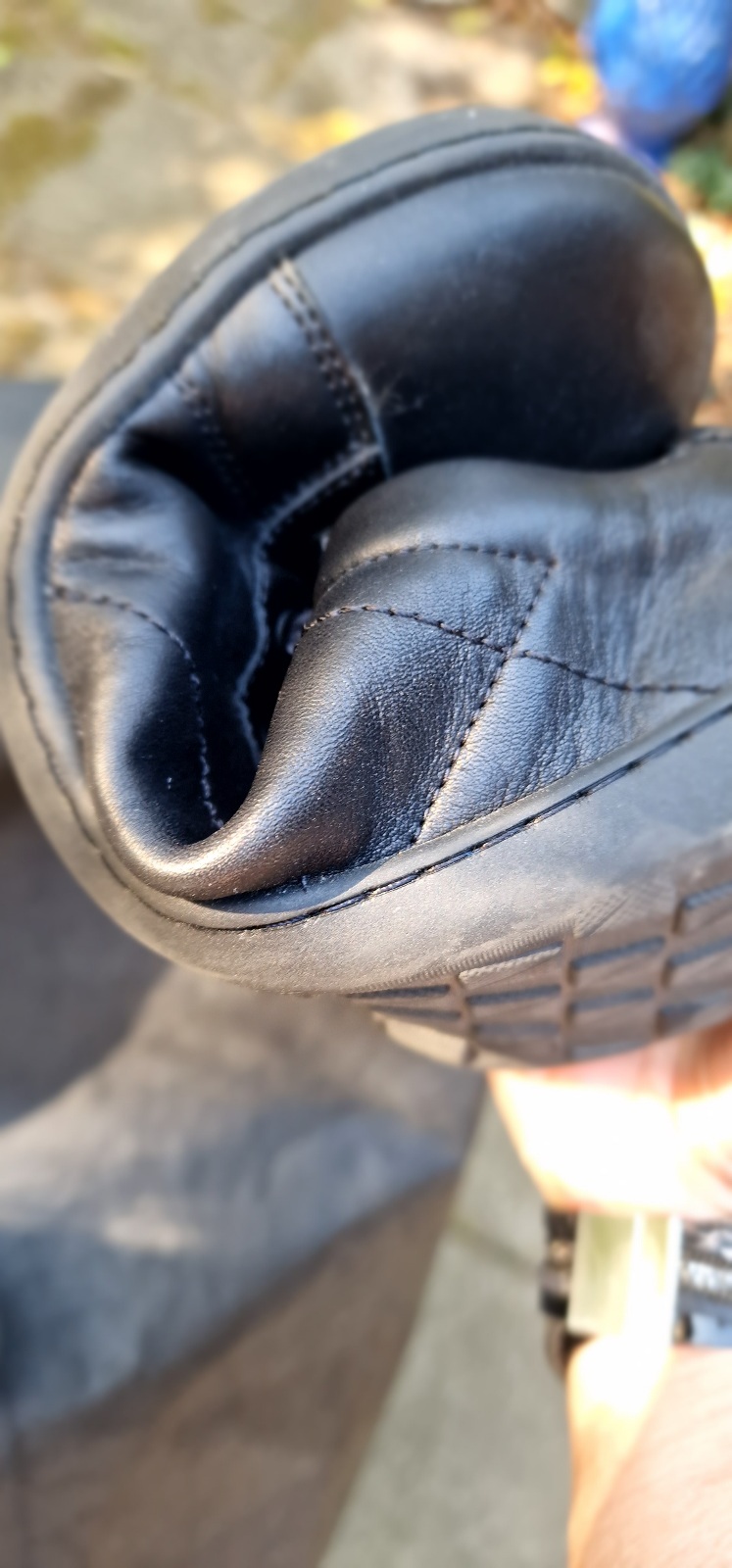 Hohe Flexibilität hat leider auch eine negative Seite. Der Schuh geht nach kurzer Zeit an der Knickstelle kaputt.